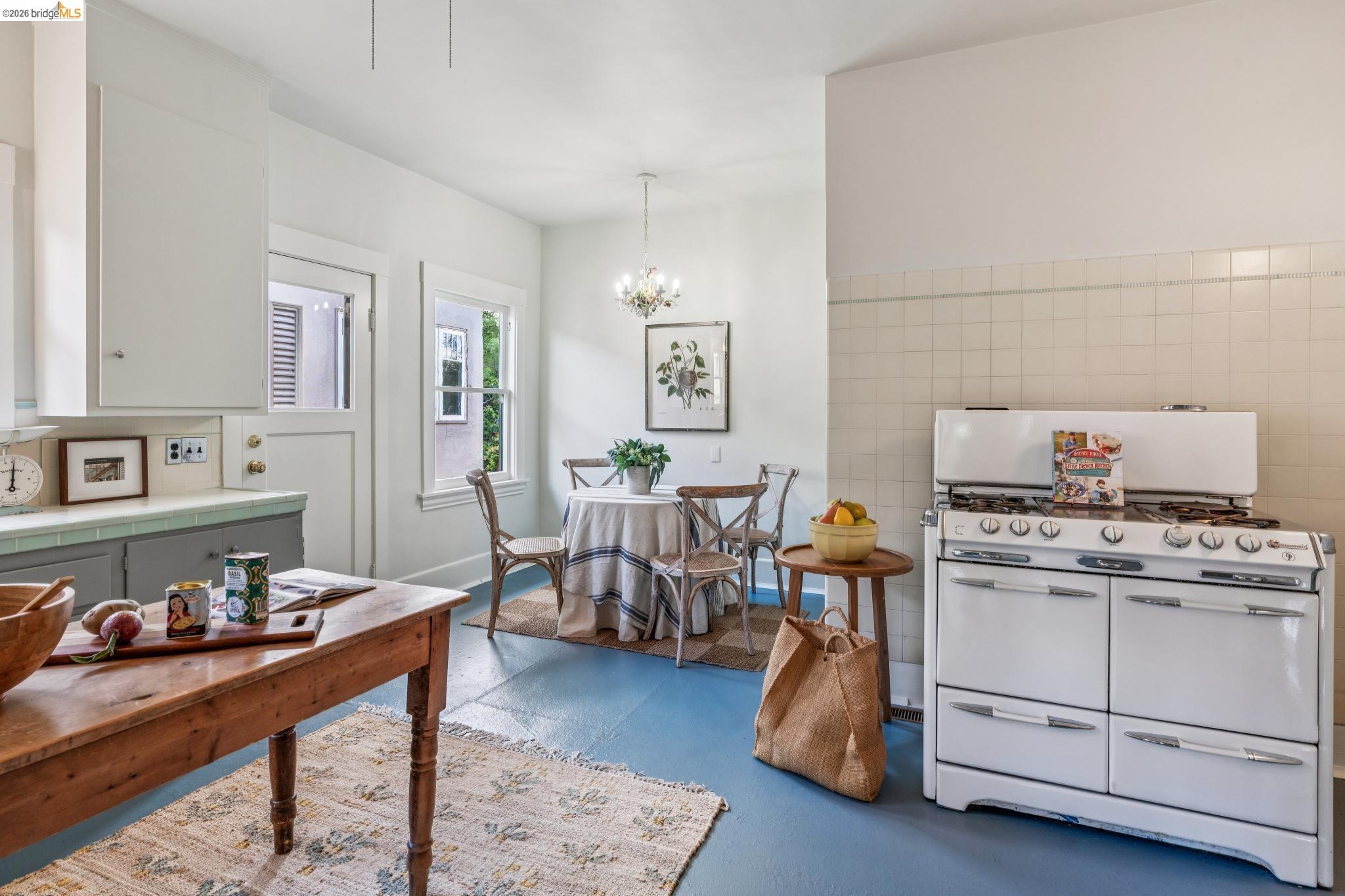 Detail Gallery Image 15 of 49 For 5108 Coronado Ave, Oakland,  CA 94618 - 4 Beds | 2 Baths