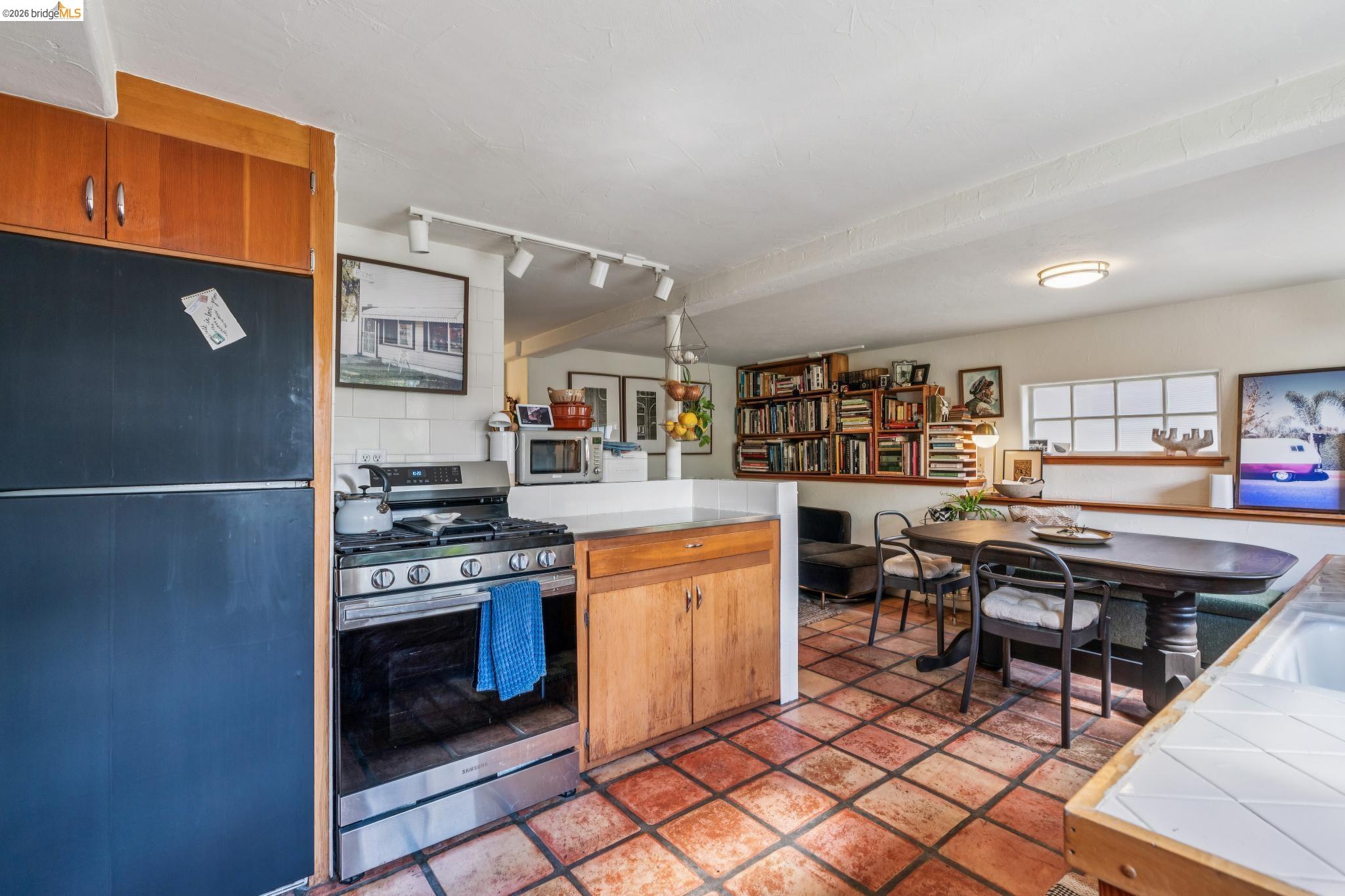 Detail Gallery Image 34 of 49 For 5108 Coronado Ave, Oakland,  CA 94618 - 4 Beds | 2 Baths