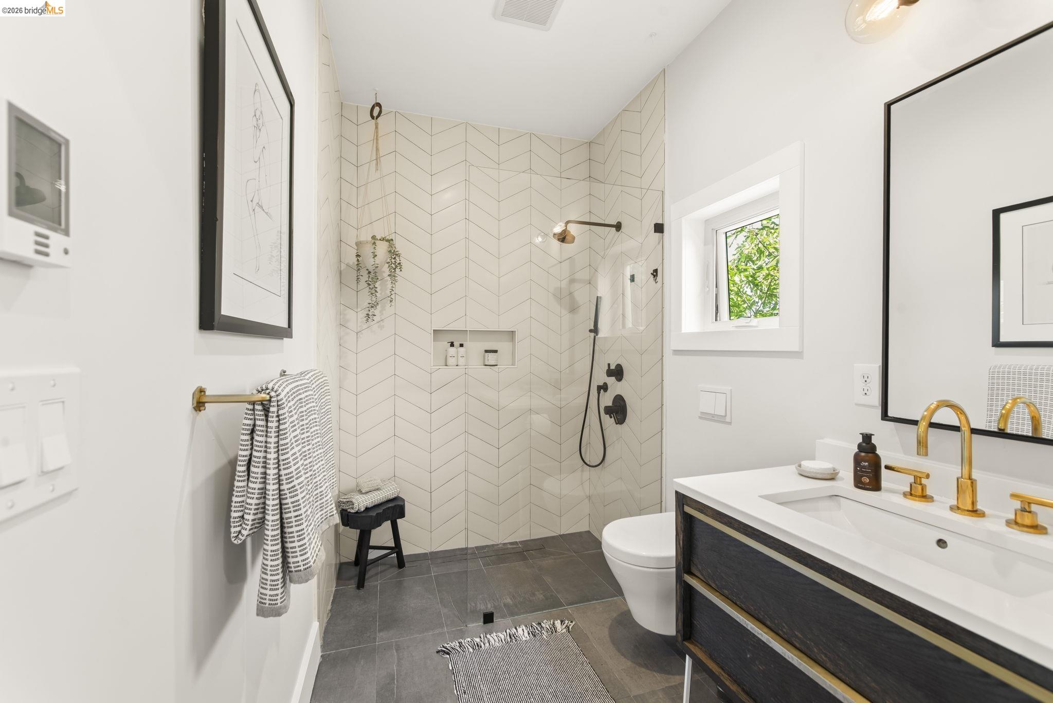 Detail Gallery Image 12 of 35 For 450 42nd St, Oakland,  CA 94609 - – Beds | – Baths