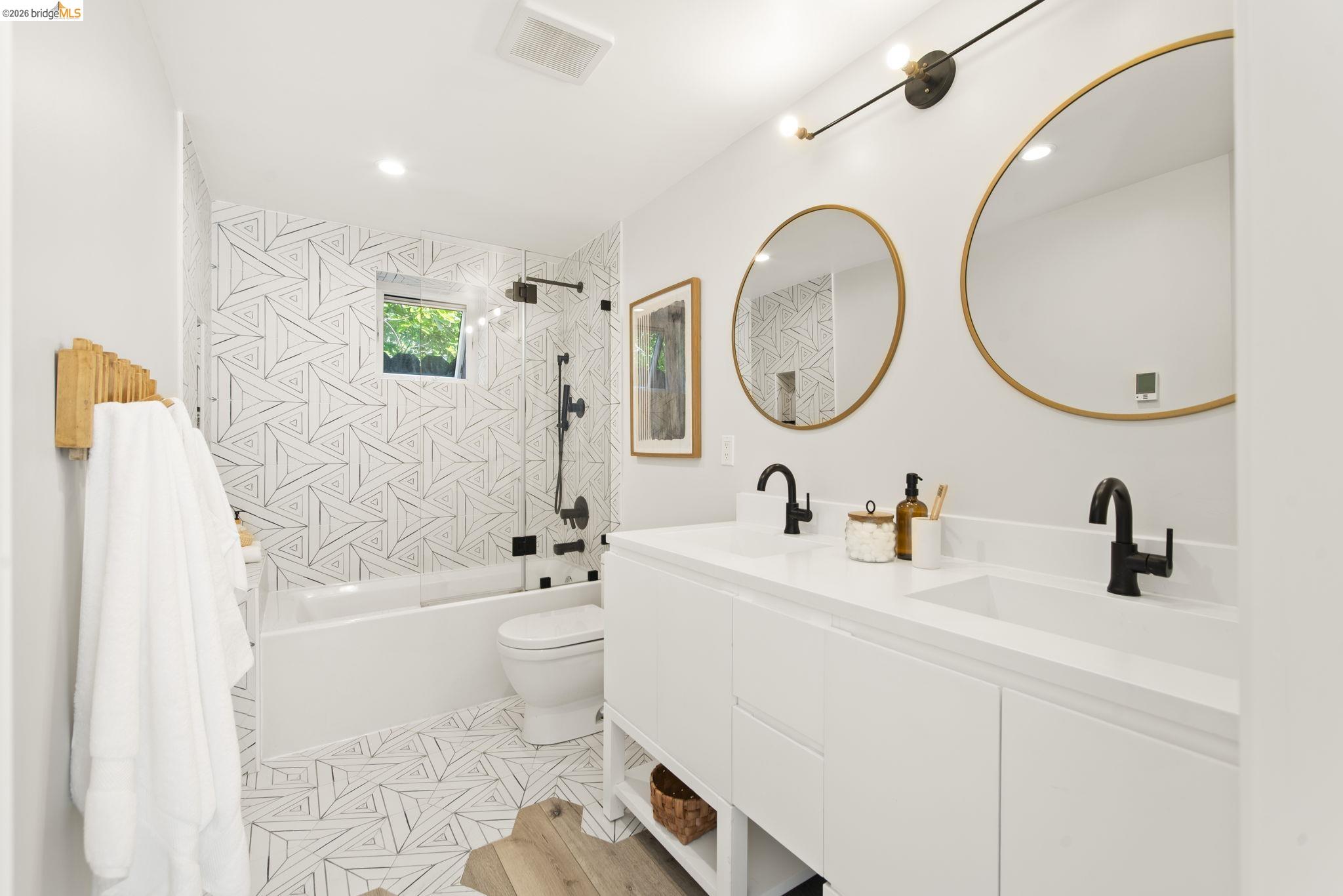 Detail Gallery Image 14 of 35 For 450 42nd St, Oakland,  CA 94609 - – Beds | – Baths