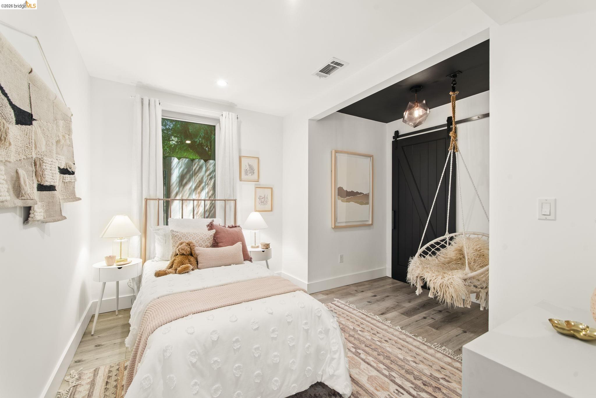 Detail Gallery Image 16 of 35 For 450 42nd St, Oakland,  CA 94609 - – Beds | – Baths