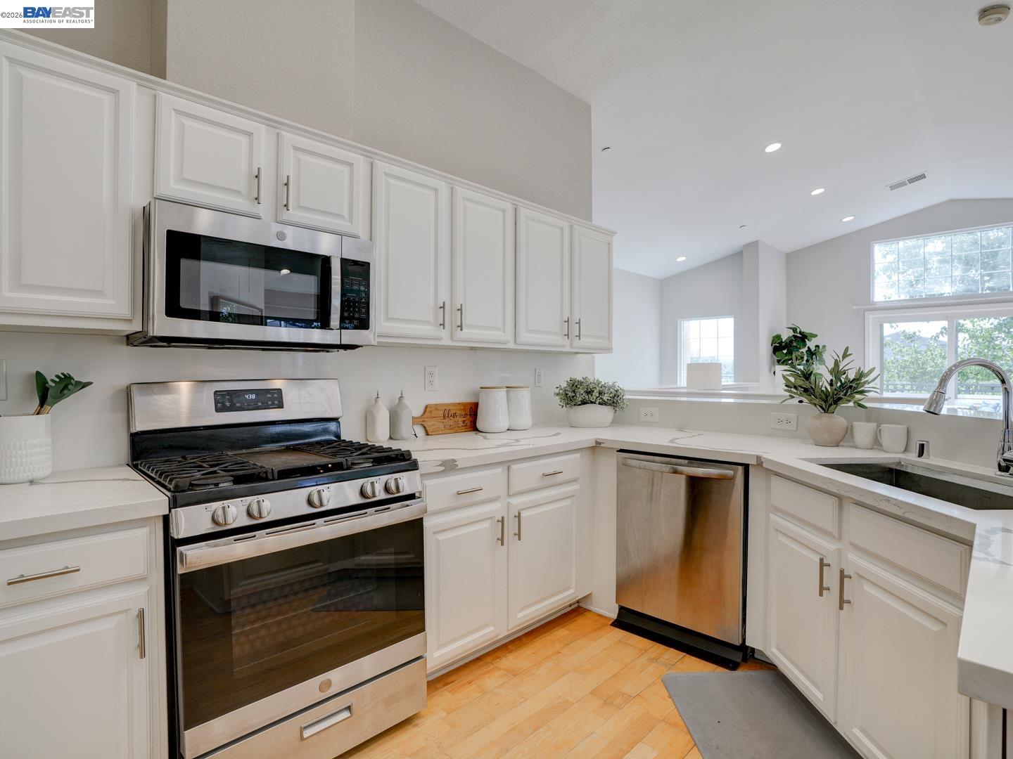 Detail Gallery Image 11 of 48 For 112 Camerota Way, Redwood City,  CA 94065 - 2 Beds | 2 Baths