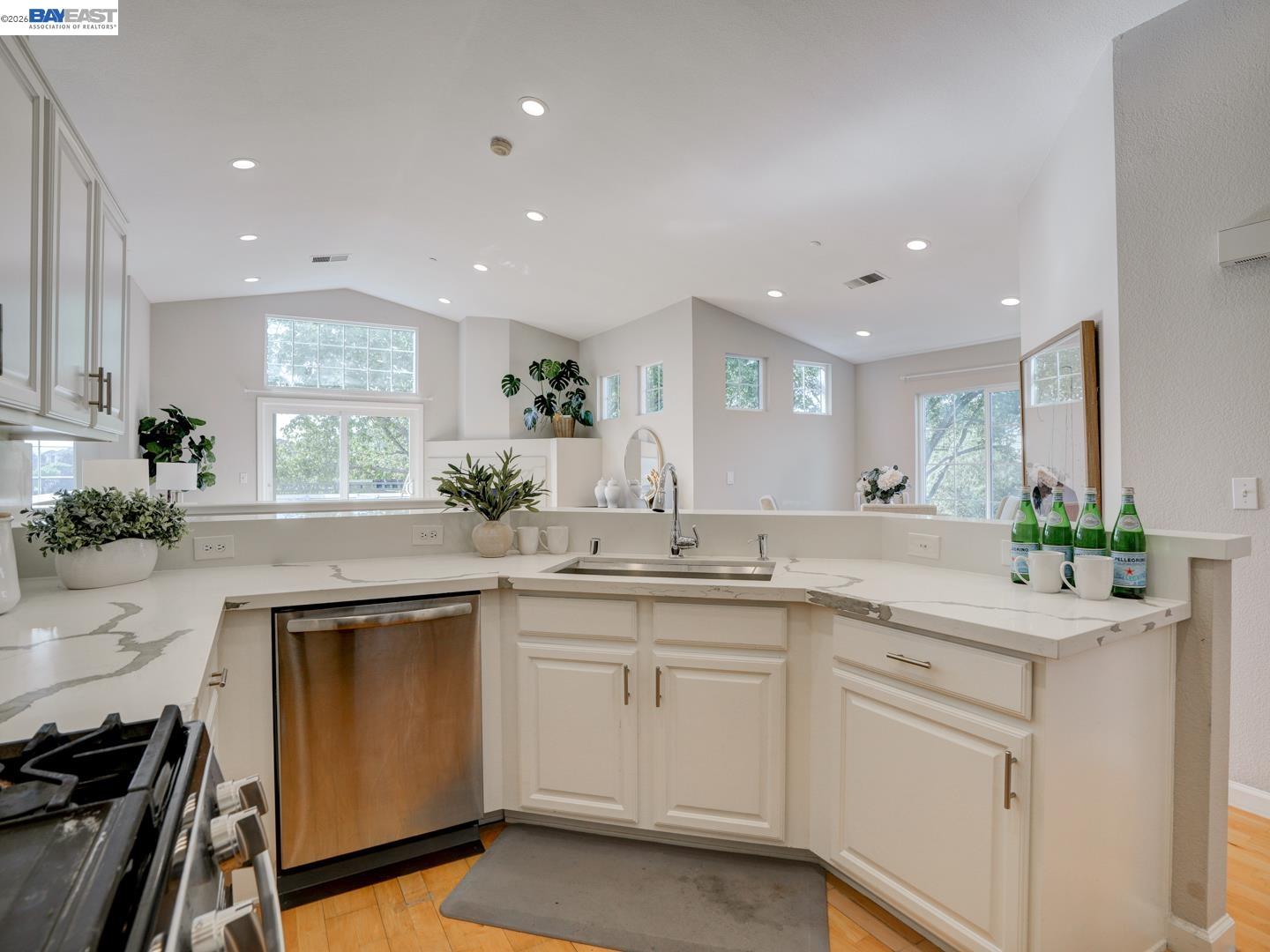 Detail Gallery Image 12 of 48 For 112 Camerota Way, Redwood City,  CA 94065 - 2 Beds | 2 Baths