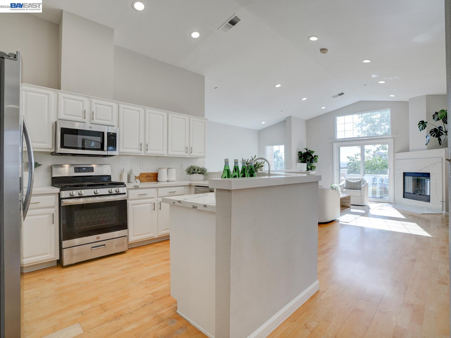 Detail Gallery Image 10 of 48 For 112 Camerota Way, Redwood City,  CA 94065 - 2 Beds | 2 Baths