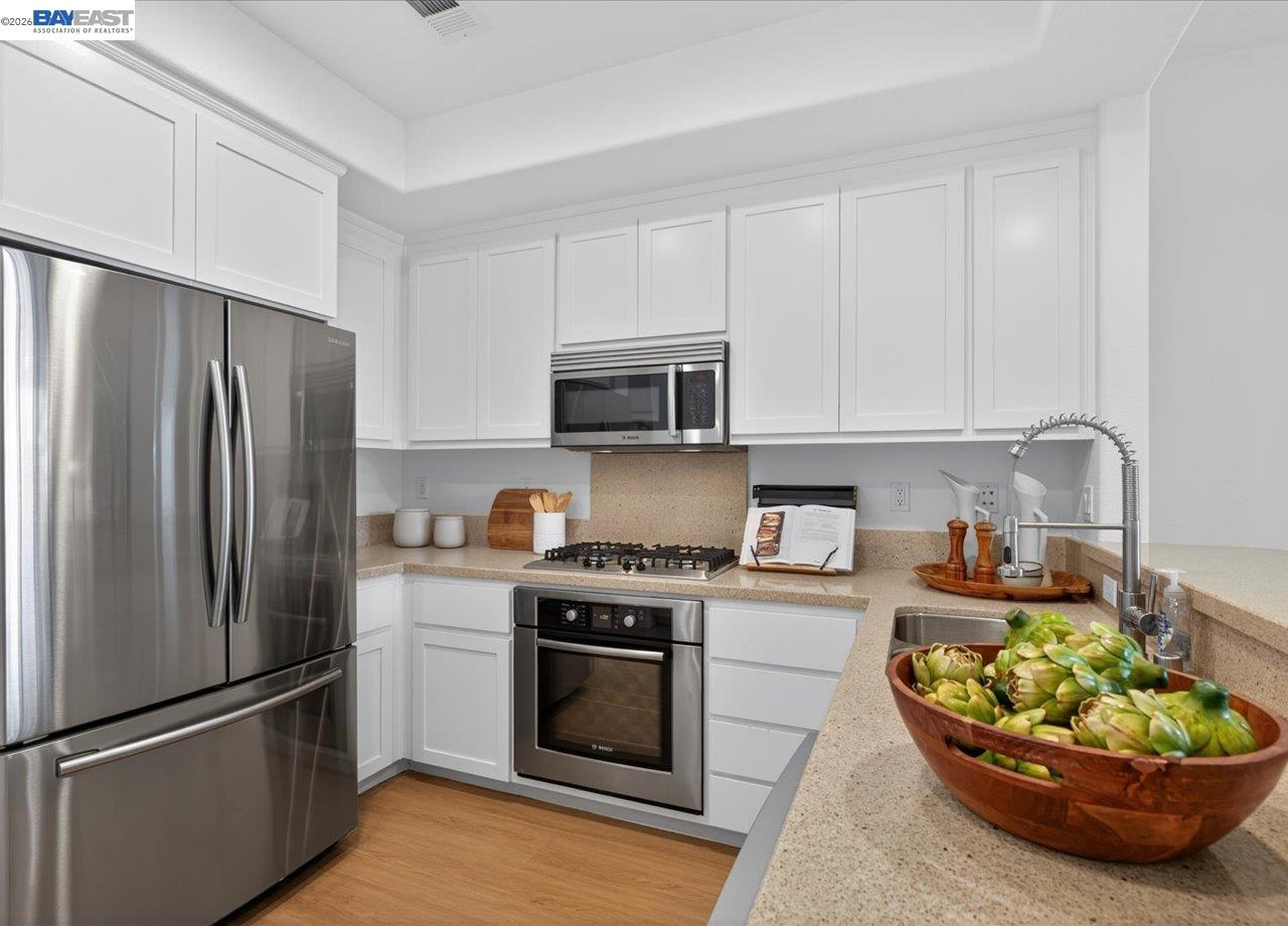 Detail Gallery Image 13 of 32 For 1343 Mckinley Ct, San Jose,  CA 95126 - 3 Beds | 3 Baths