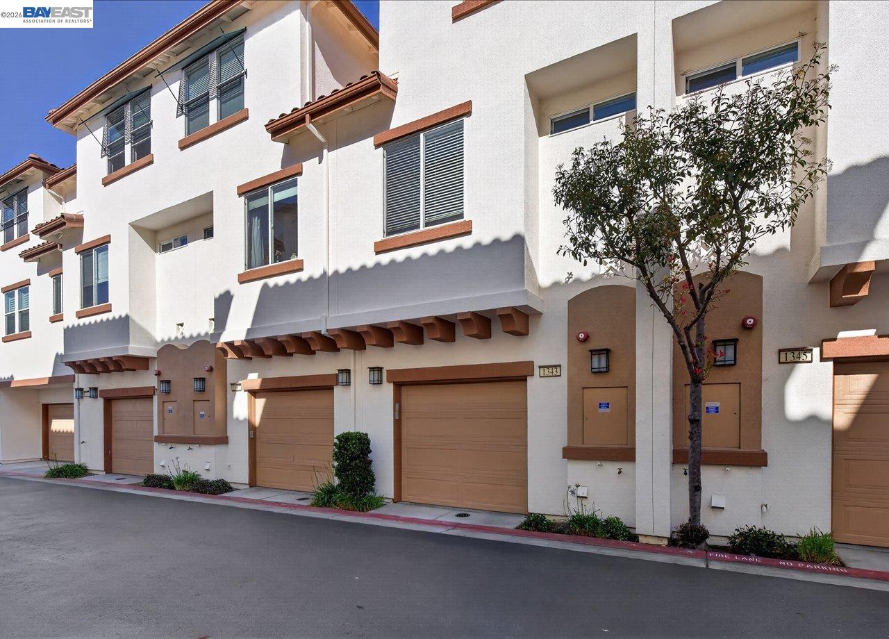 Detail Gallery Image 3 of 32 For 1343 Mckinley Ct, San Jose,  CA 95126 - 3 Beds | 3 Baths