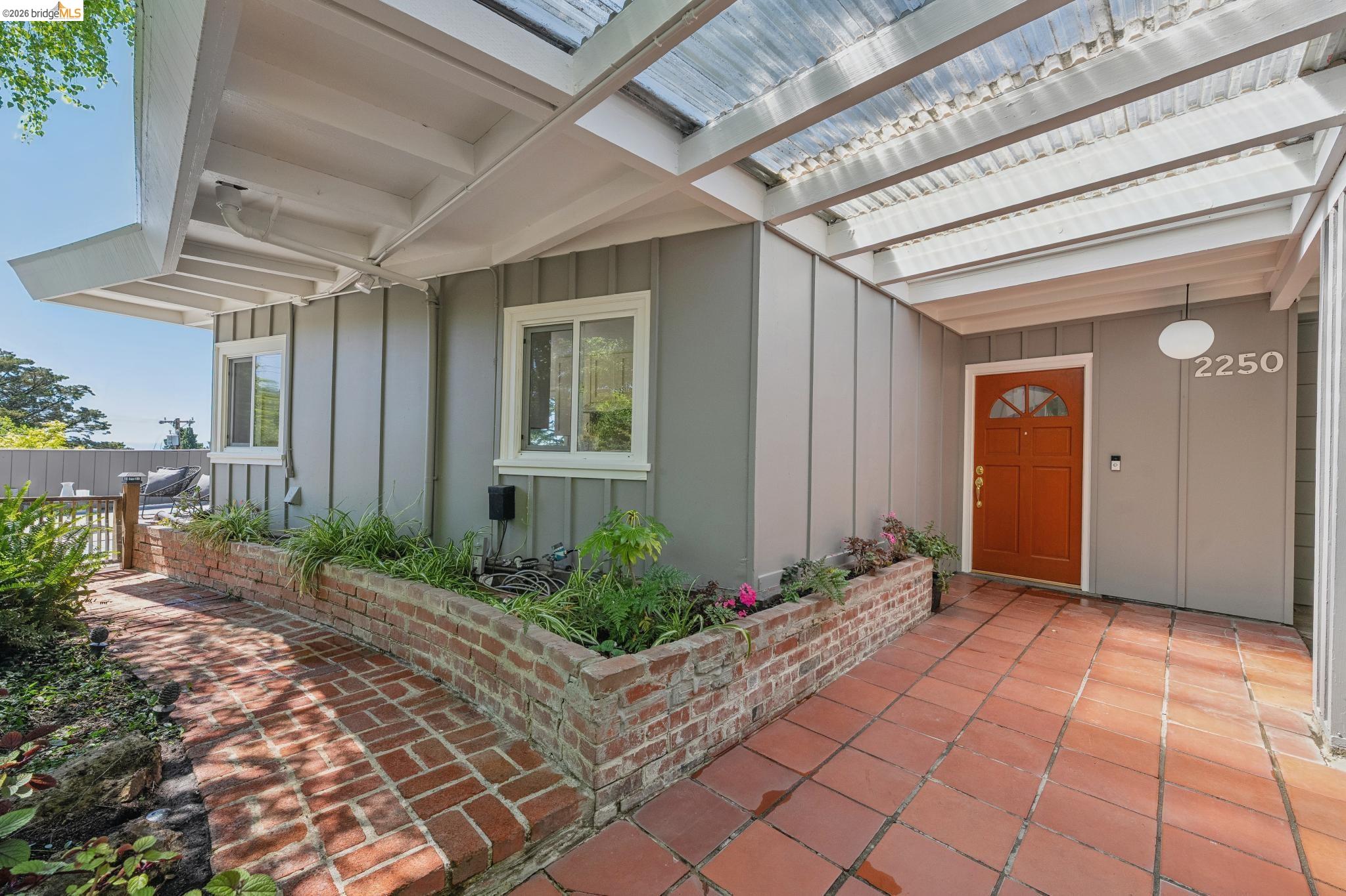Detail Gallery Image 2 of 47 For 2250 Pelham Pl, Oakland,  CA 94611 - 3 Beds | 2 Baths