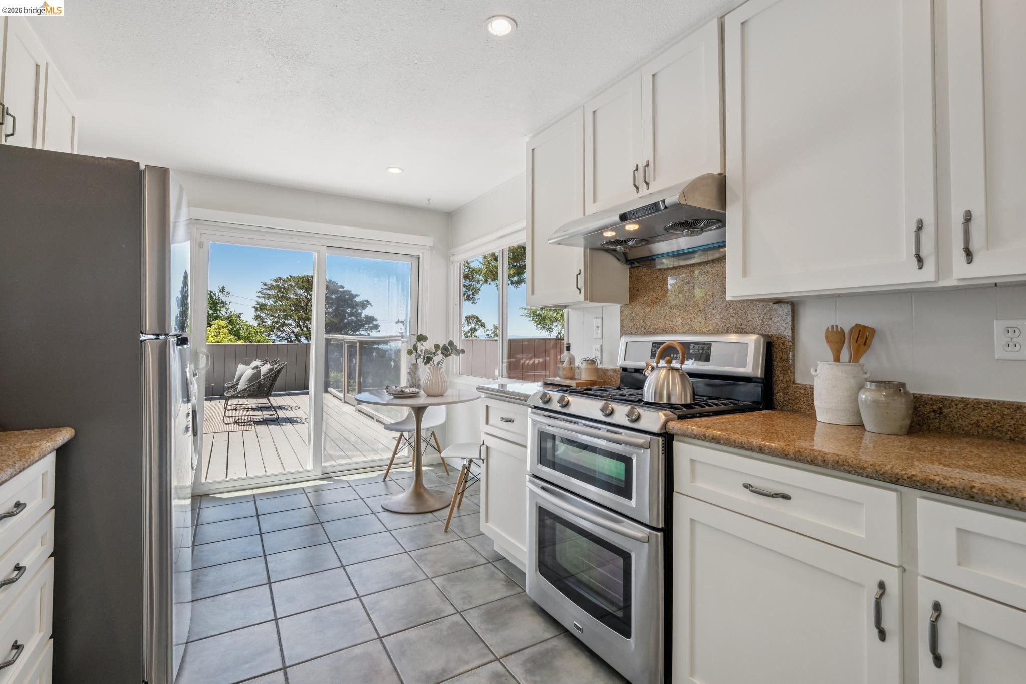 Detail Gallery Image 13 of 47 For 2250 Pelham Pl, Oakland,  CA 94611 - 3 Beds | 2 Baths