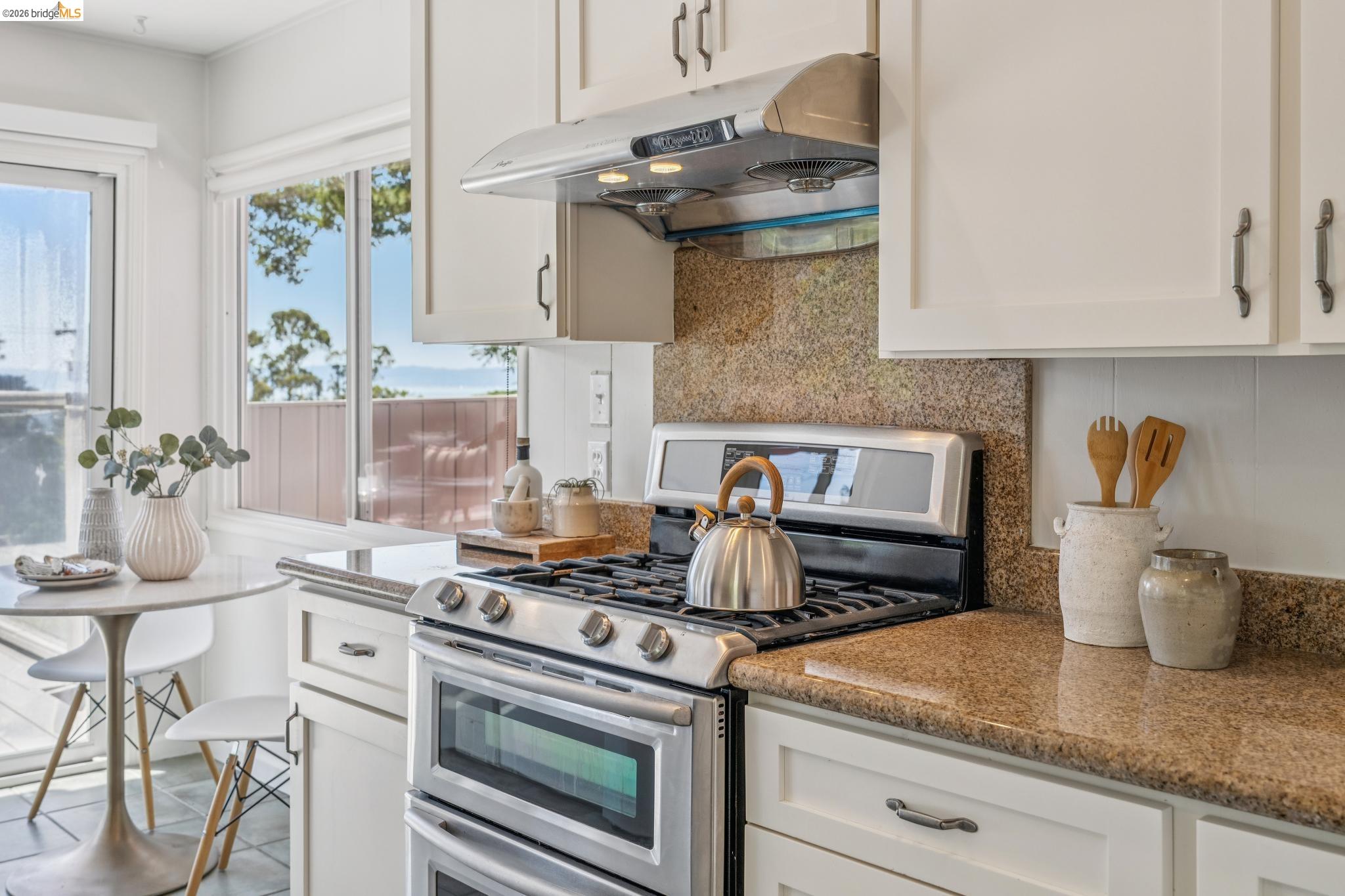 Detail Gallery Image 14 of 47 For 2250 Pelham Pl, Oakland,  CA 94611 - 3 Beds | 2 Baths