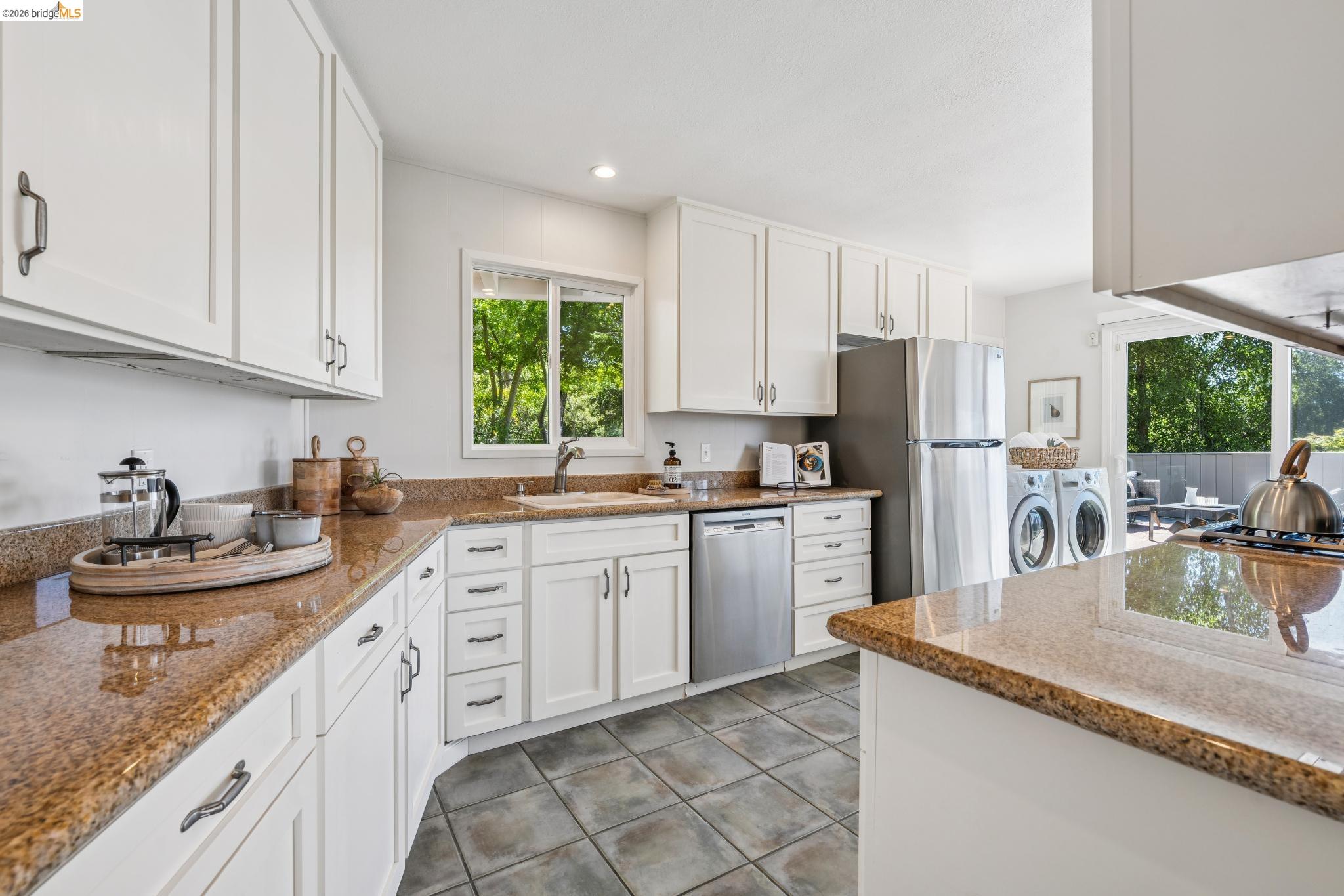 Detail Gallery Image 15 of 47 For 2250 Pelham Pl, Oakland,  CA 94611 - 3 Beds | 2 Baths