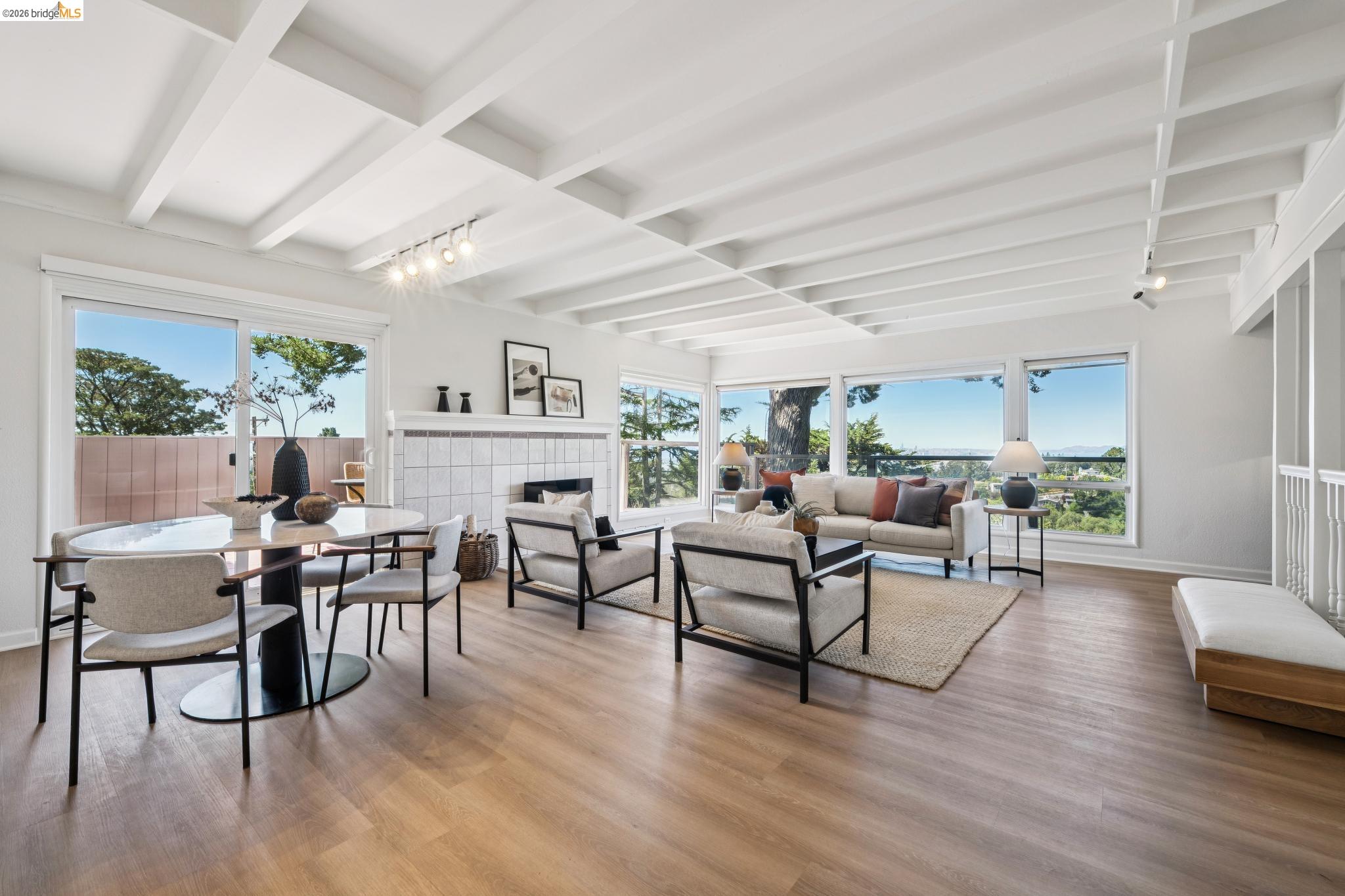 Detail Gallery Image 4 of 47 For 2250 Pelham Pl, Oakland,  CA 94611 - 3 Beds | 2 Baths