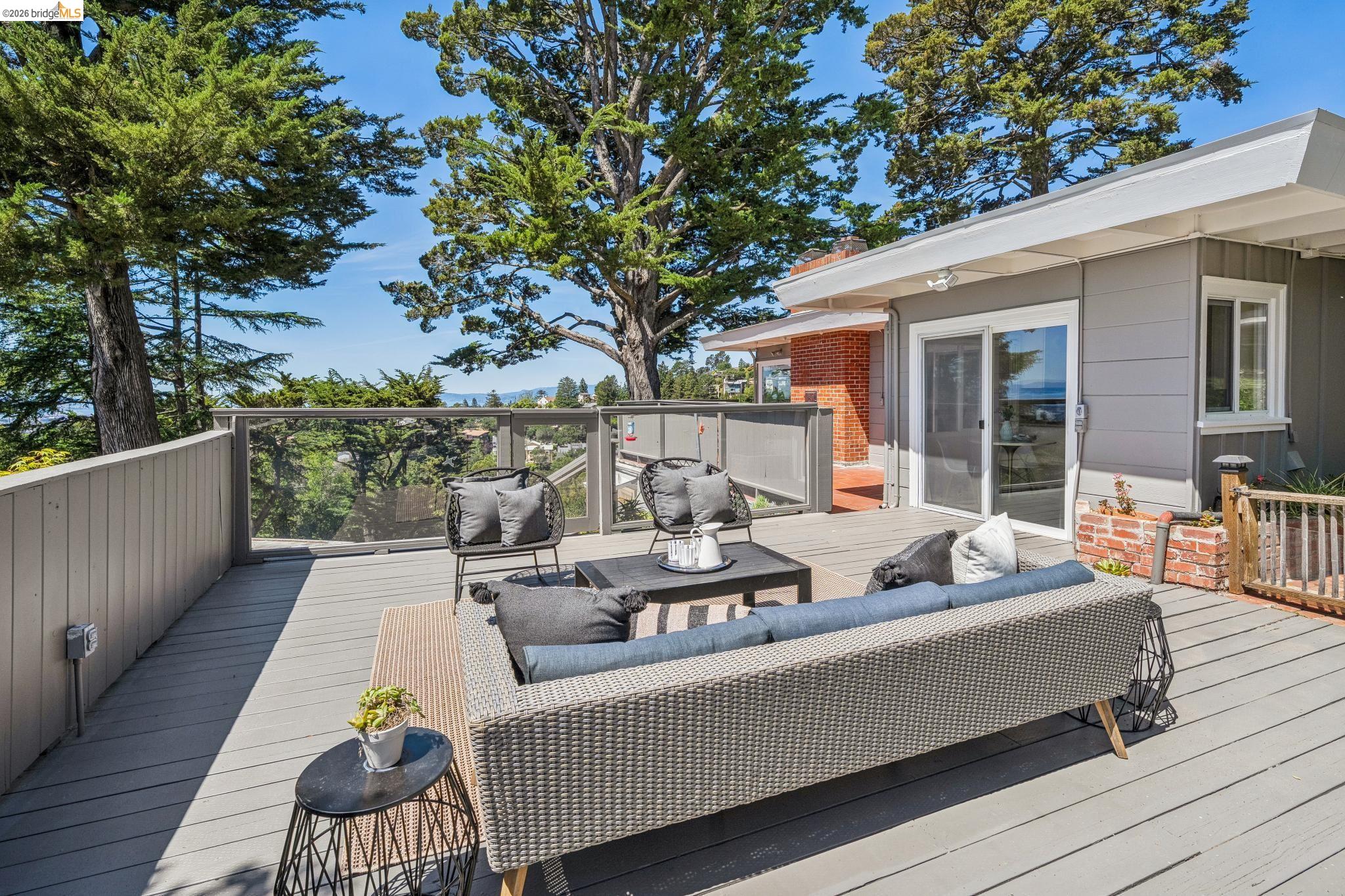 Detail Gallery Image 34 of 47 For 2250 Pelham Pl, Oakland,  CA 94611 - 3 Beds | 2 Baths