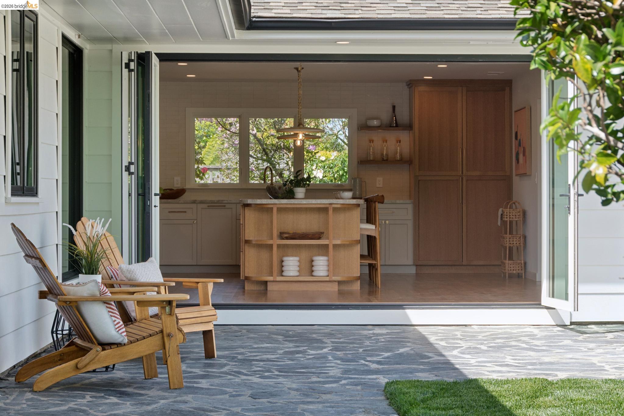 Detail Gallery Image 3 of 76 For 246 Pershing Dr, Oakland,  CA 94611 - 4 Beds | 3 Baths