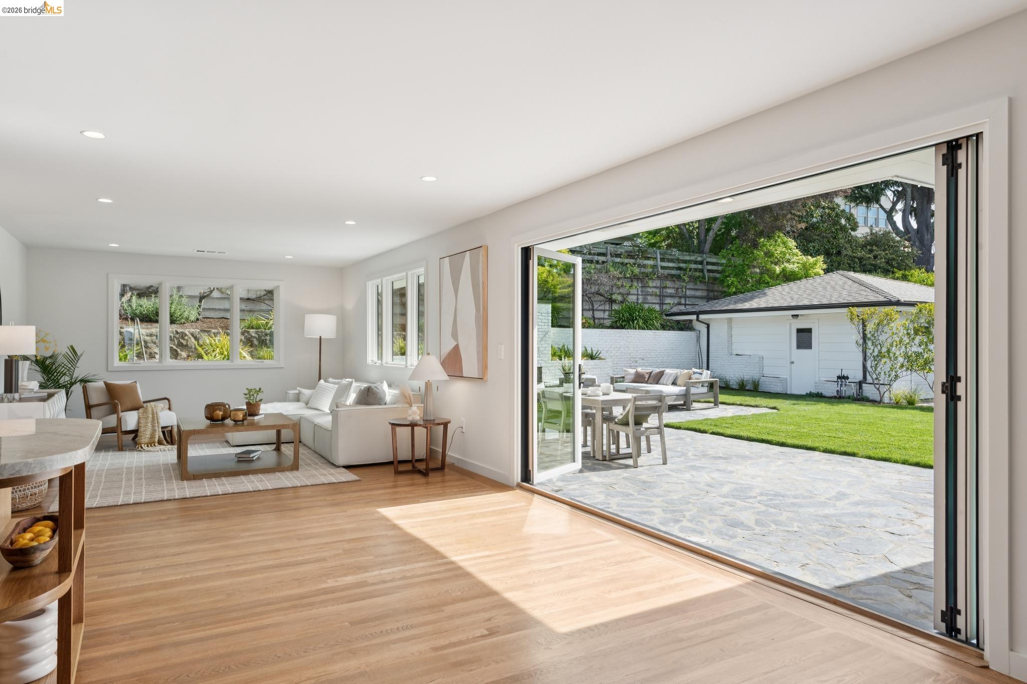 Detail Gallery Image 25 of 76 For 246 Pershing Dr, Oakland,  CA 94611 - 4 Beds | 3 Baths