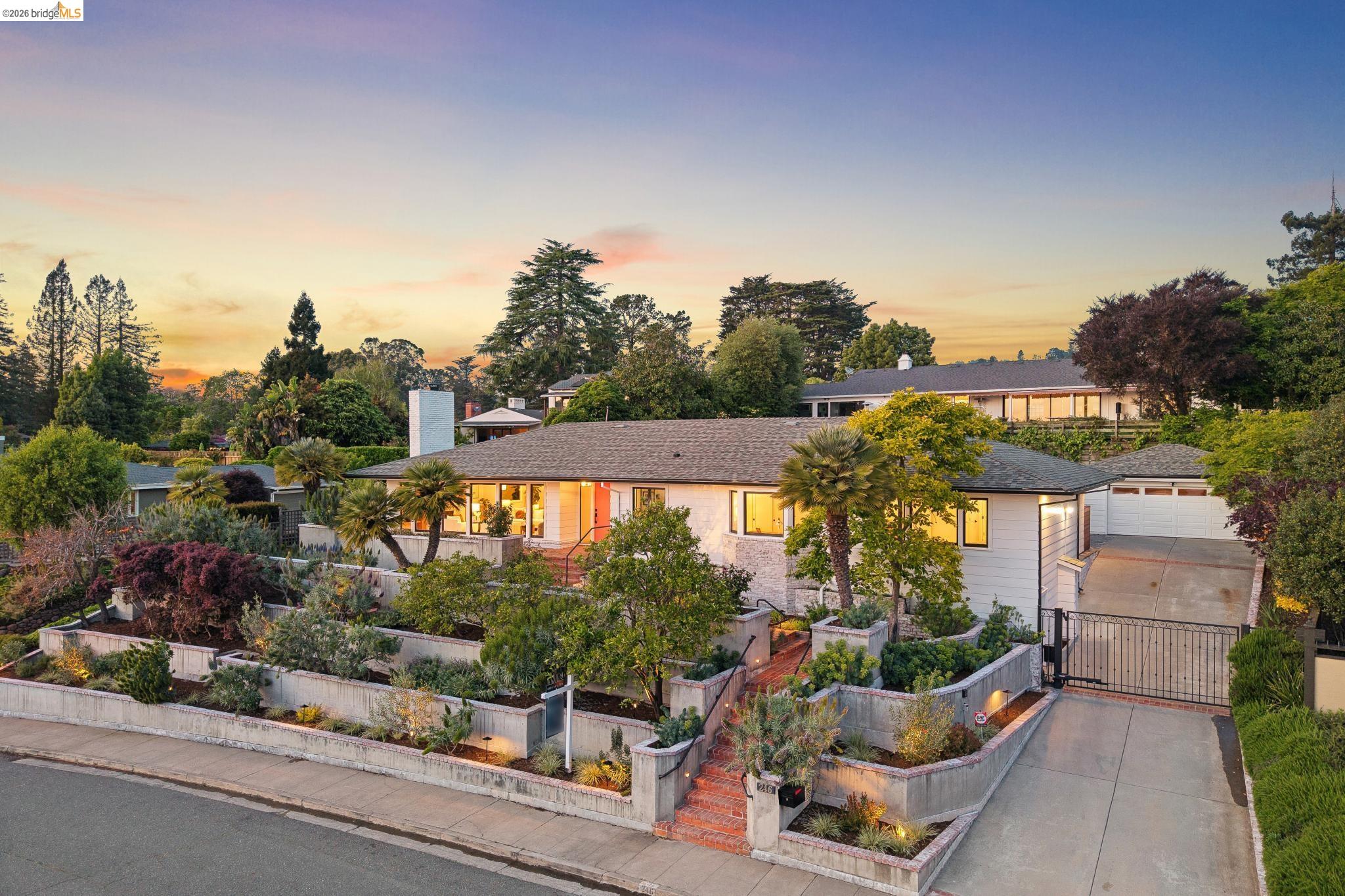 Detail Gallery Image 71 of 76 For 246 Pershing Dr, Oakland,  CA 94611 - 4 Beds | 3 Baths