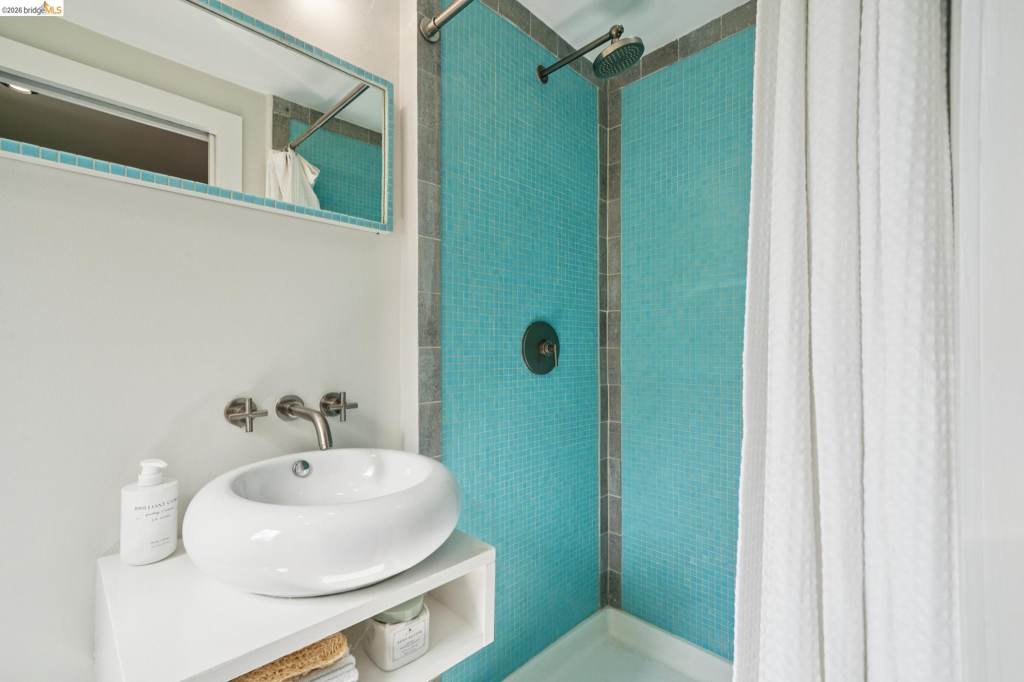 Detail Gallery Image 31 of 61 For 5617 Moraga, Oakland,  CA 94611 - 3 Beds | 2 Baths