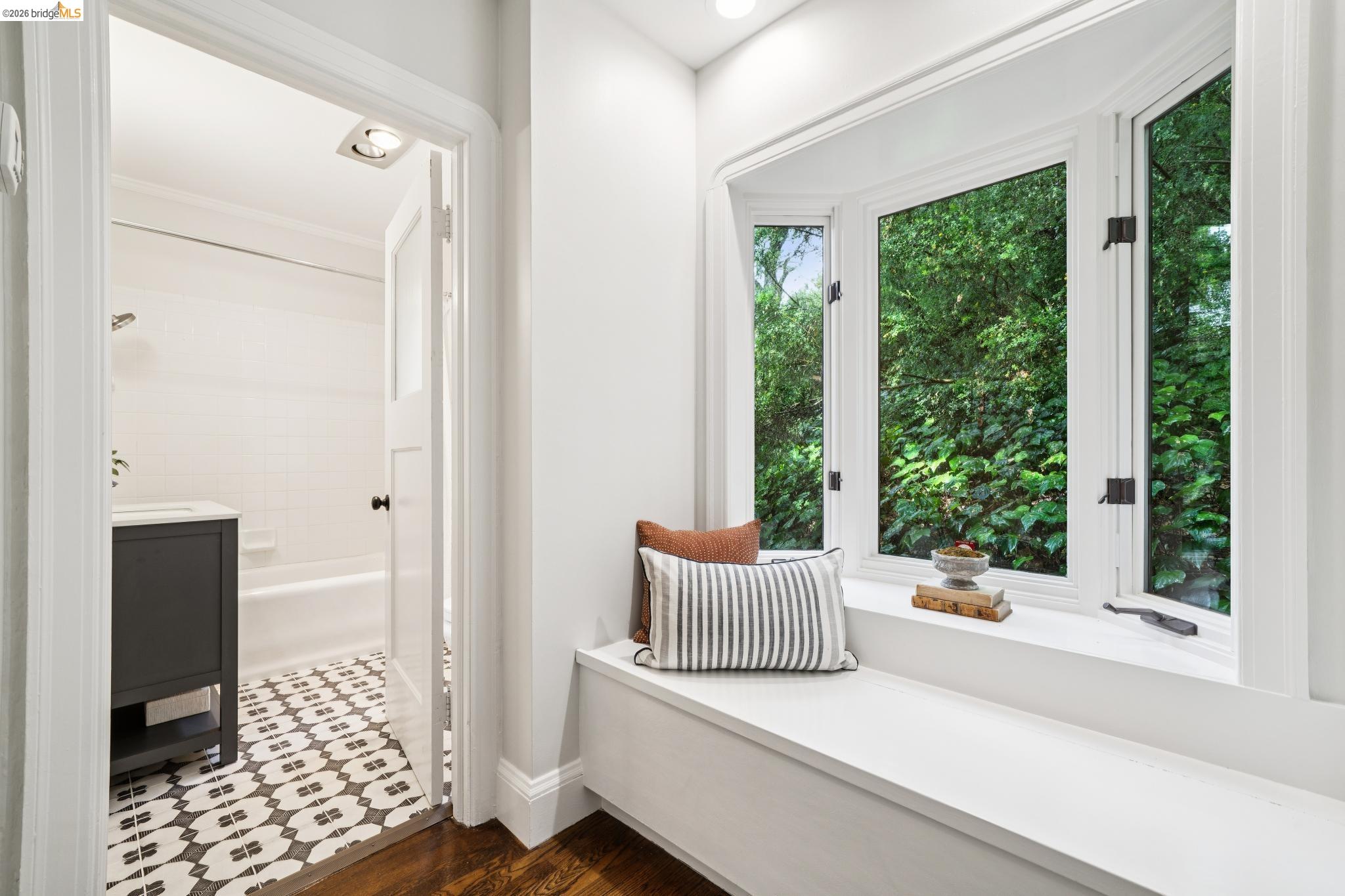 Detail Gallery Image 39 of 61 For 5617 Moraga, Oakland,  CA 94611 - 3 Beds | 2 Baths