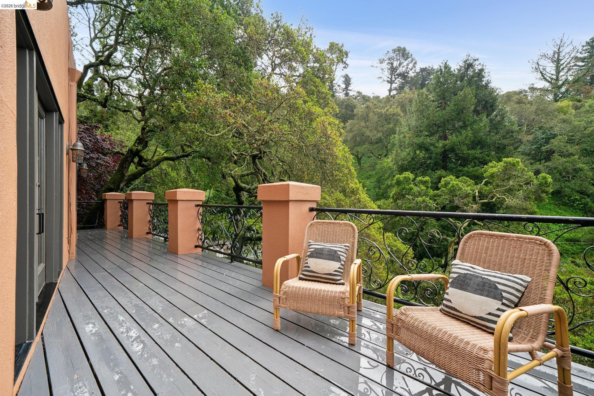 Detail Gallery Image 9 of 61 For 5617 Moraga, Oakland,  CA 94611 - 3 Beds | 2 Baths