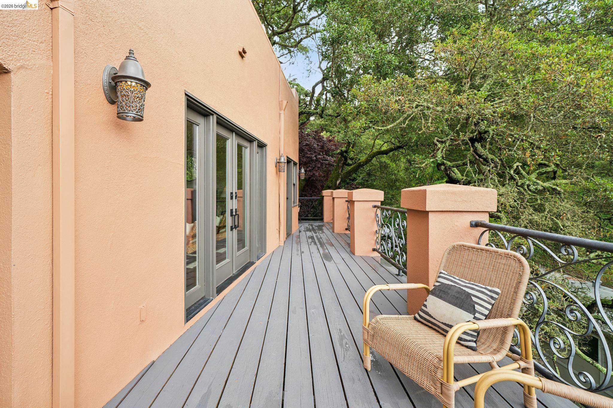 Detail Gallery Image 10 of 61 For 5617 Moraga, Oakland,  CA 94611 - 3 Beds | 2 Baths