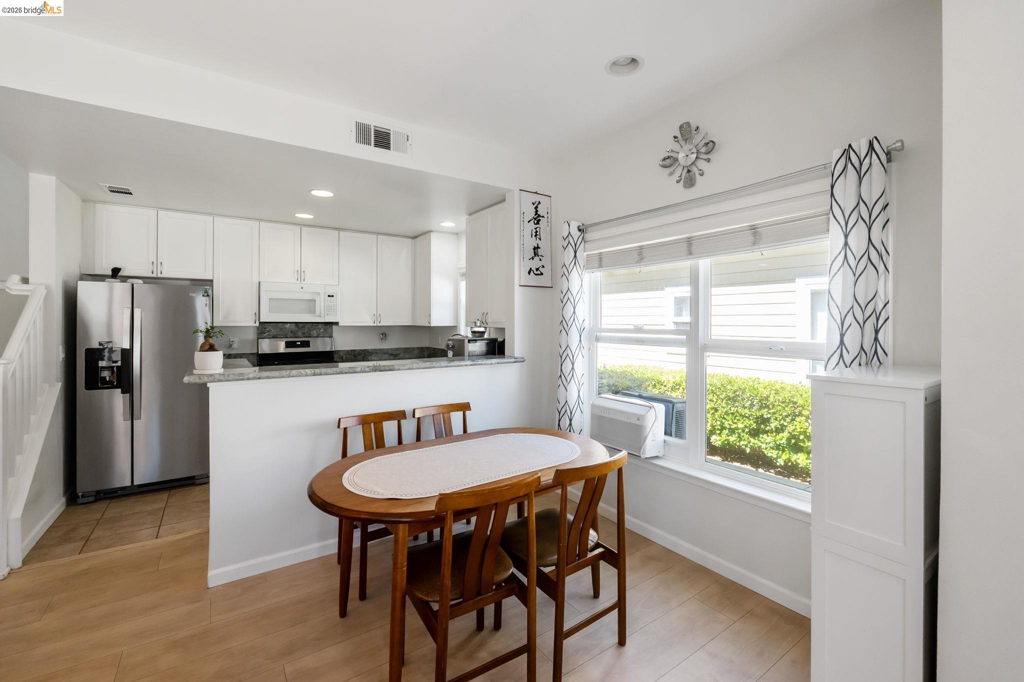 Detail Gallery Image 11 of 43 For 742 Cottage Ct, Mountain View,  CA 94043-2635 - 2 Beds | 2 Baths