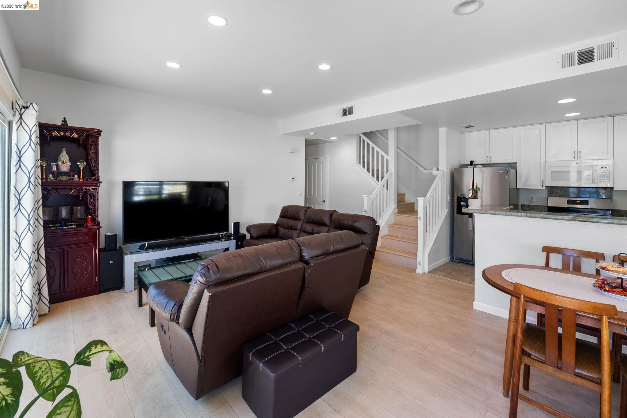 Detail Gallery Image 4 of 43 For 742 Cottage Ct, Mountain View,  CA 94043-2635 - 2 Beds | 2 Baths