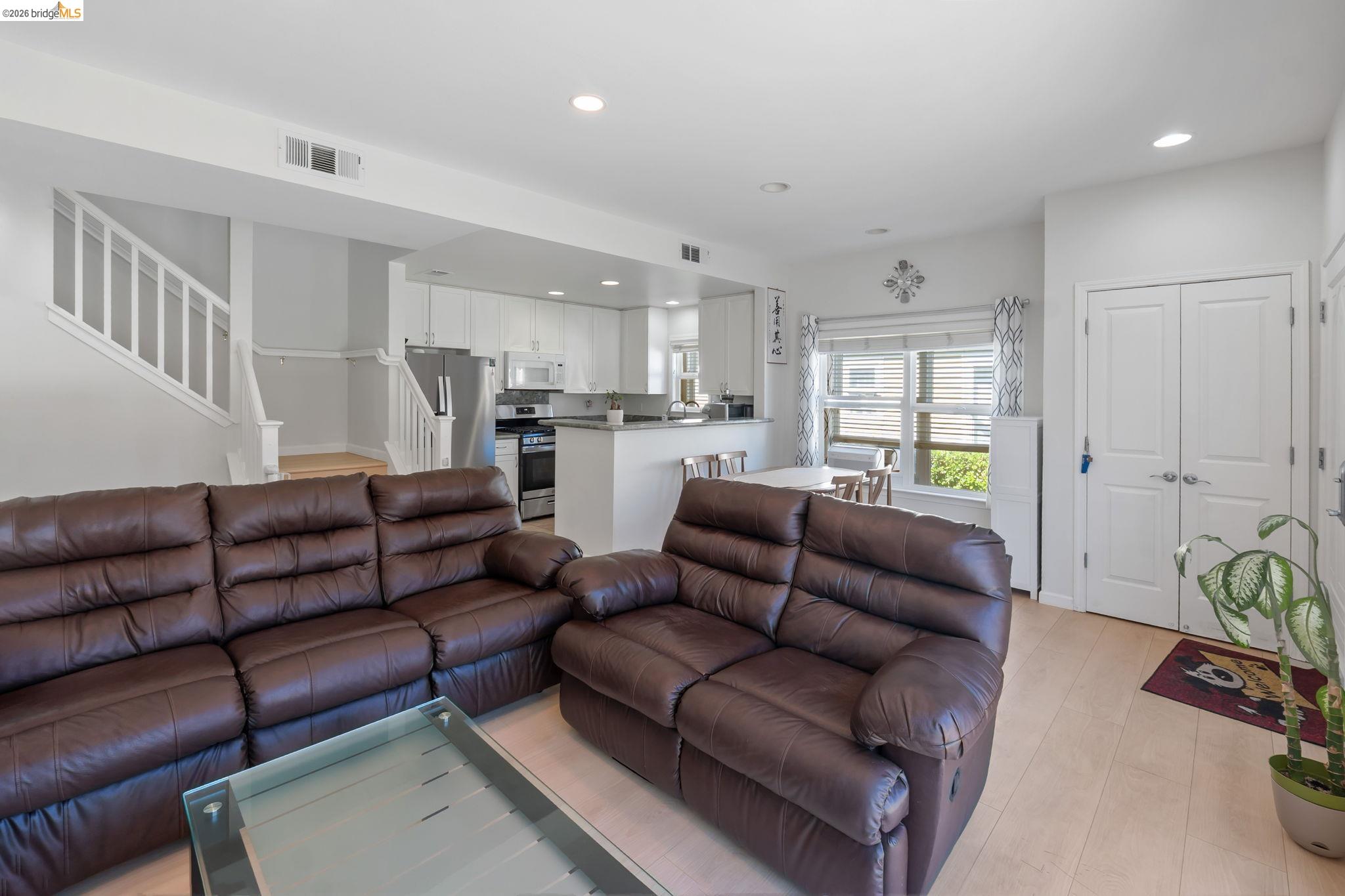 Detail Gallery Image 8 of 43 For 742 Cottage Ct, Mountain View,  CA 94043-2635 - 2 Beds | 2 Baths