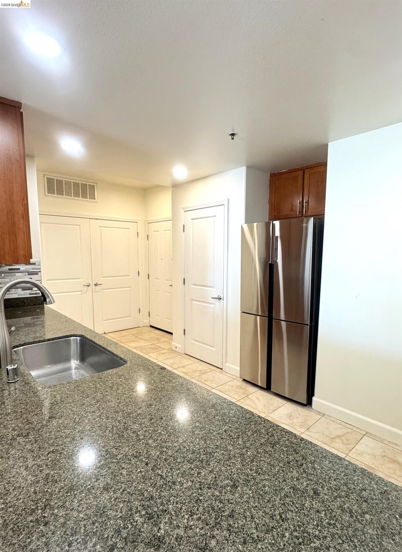 Detail Gallery Image 7 of 15 For 423 7th St #303,  Oakland,  CA 94607 - 2 Beds | 1 Baths