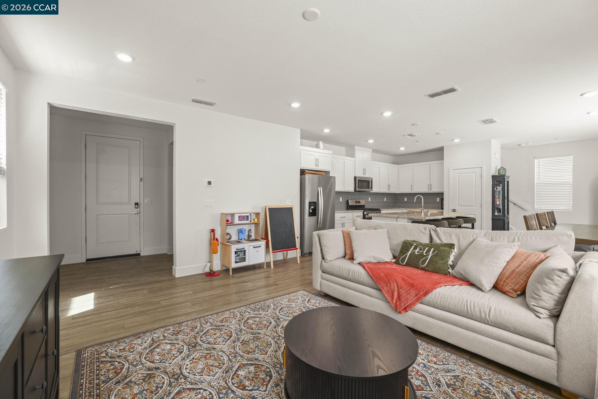 Detail Gallery Image 4 of 31 For 122 Granite Way, Oakley,  CA 94561 - 3 Beds | 2/1 Baths