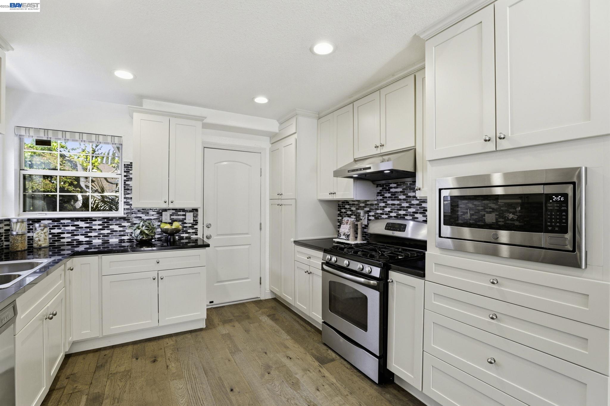 Detail Gallery Image 8 of 41 For 42525 Fern Cir, Fremont,  CA 94538 - 3 Beds | 2 Baths