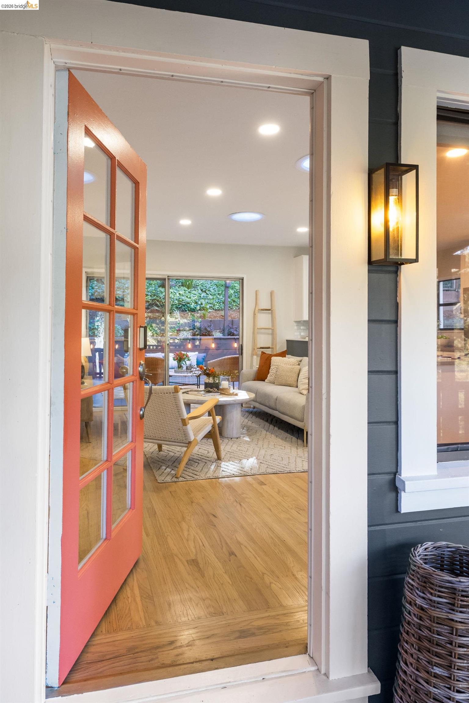 Detail Gallery Image 2 of 34 For 6211 Valley View Rd, Oakland,  CA 94611 - 3 Beds | 2 Baths