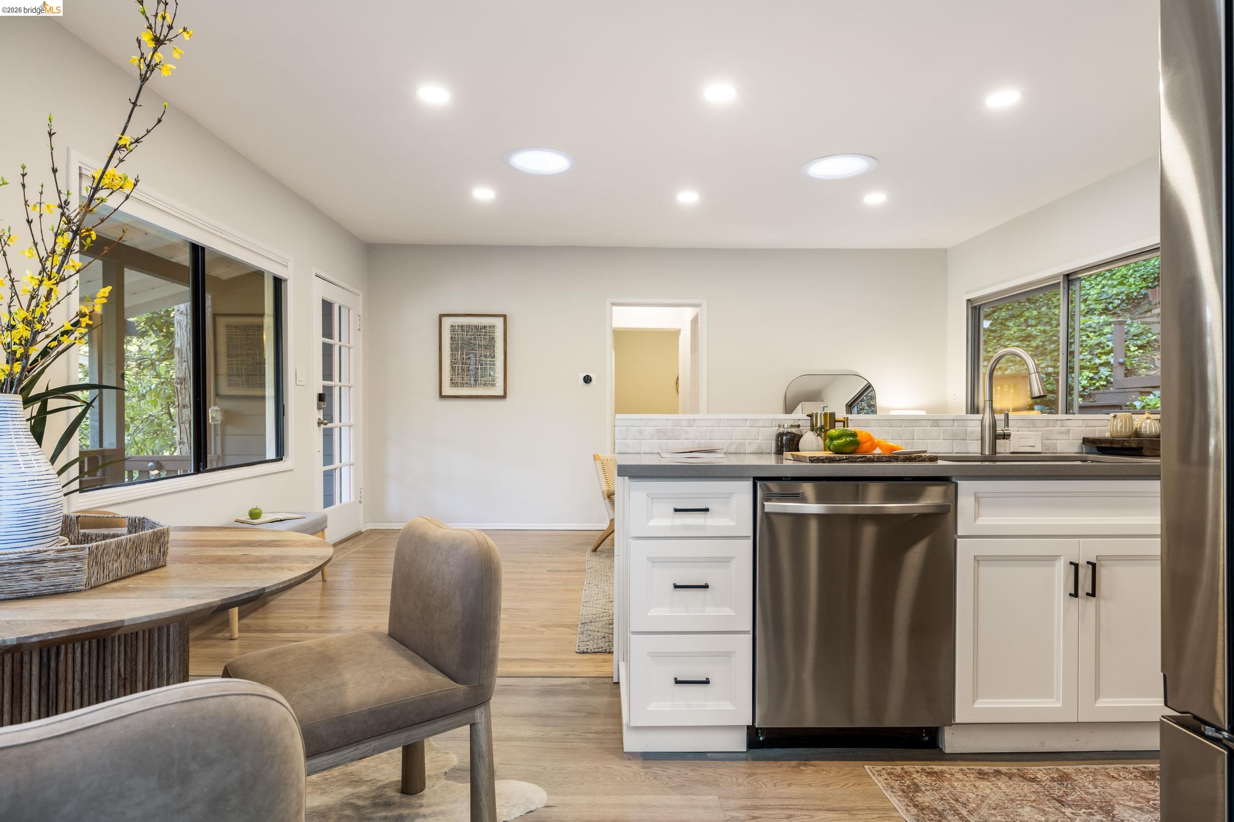 Detail Gallery Image 11 of 34 For 6211 Valley View Rd, Oakland,  CA 94611 - 3 Beds | 2 Baths