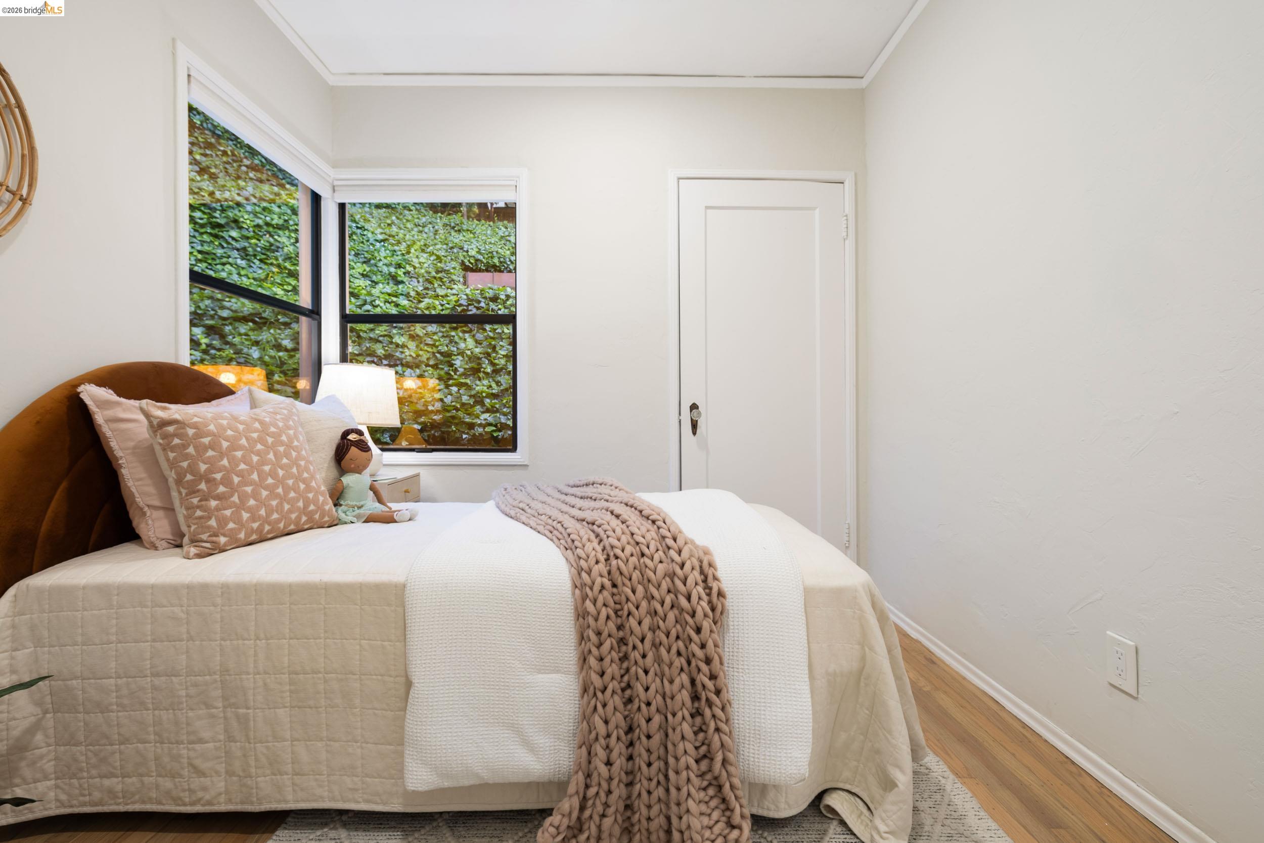 Detail Gallery Image 13 of 34 For 6211 Valley View Rd, Oakland,  CA 94611 - 3 Beds | 2 Baths