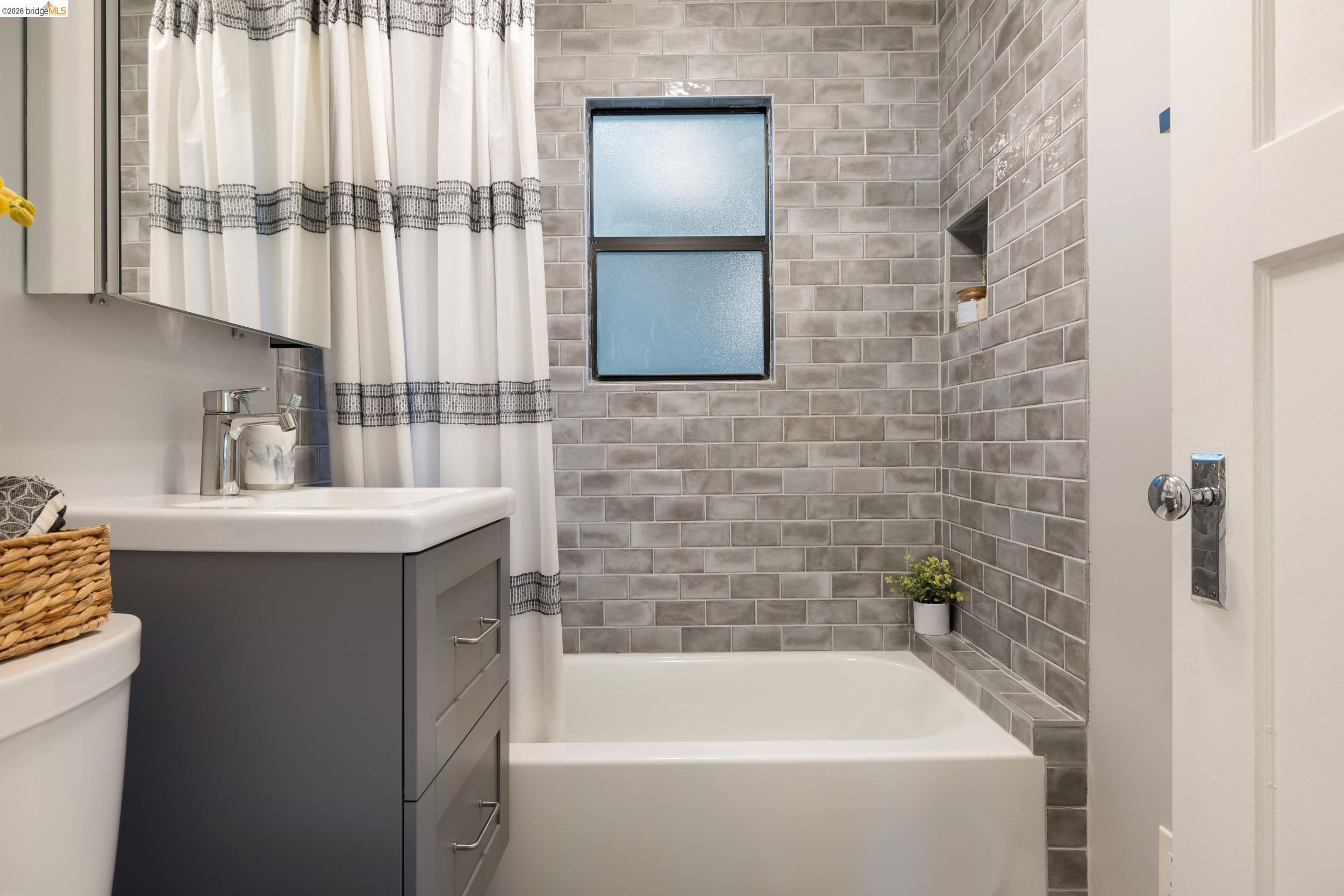 Detail Gallery Image 15 of 34 For 6211 Valley View Rd, Oakland,  CA 94611 - 3 Beds | 2 Baths