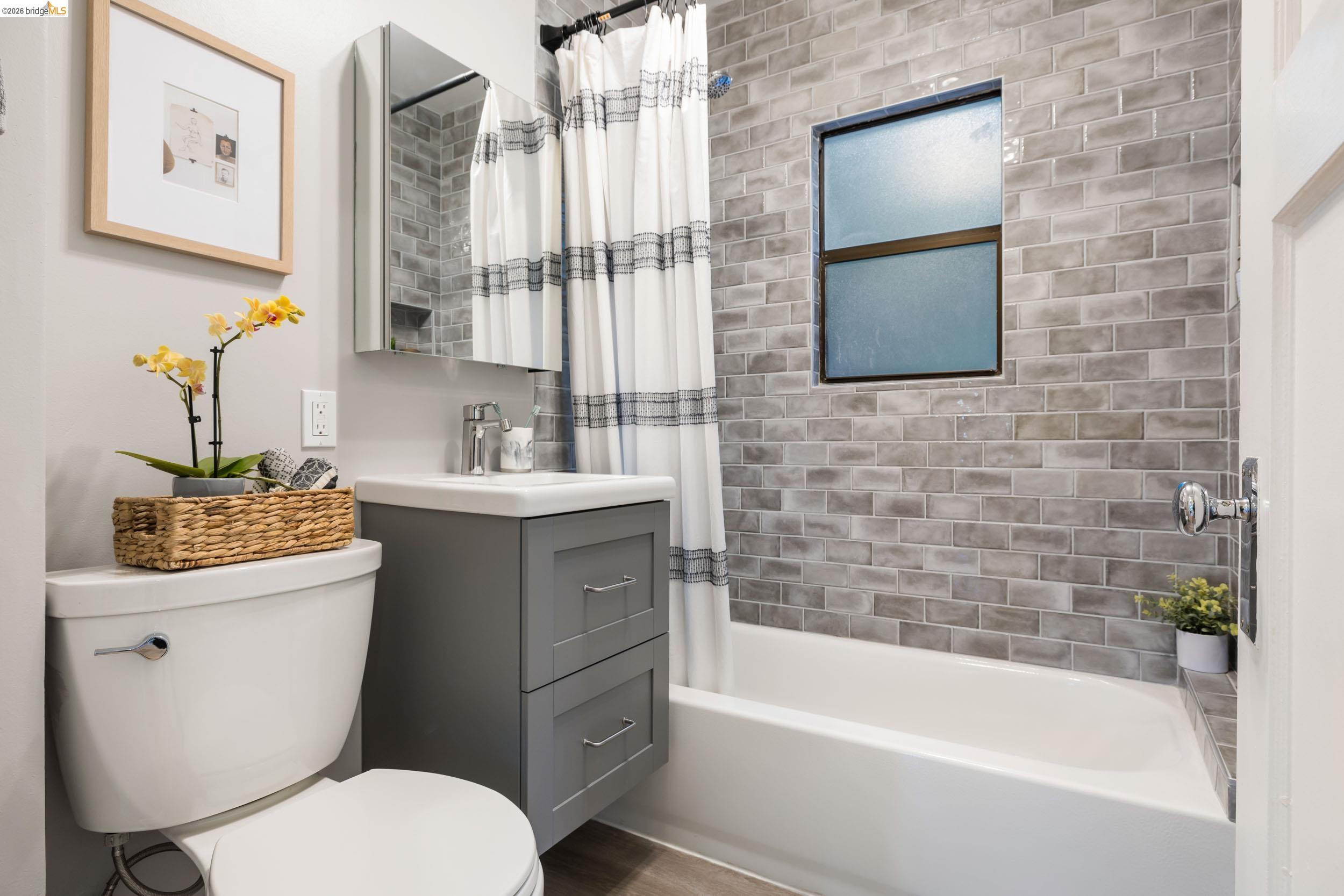 Detail Gallery Image 16 of 34 For 6211 Valley View Rd, Oakland,  CA 94611 - 3 Beds | 2 Baths