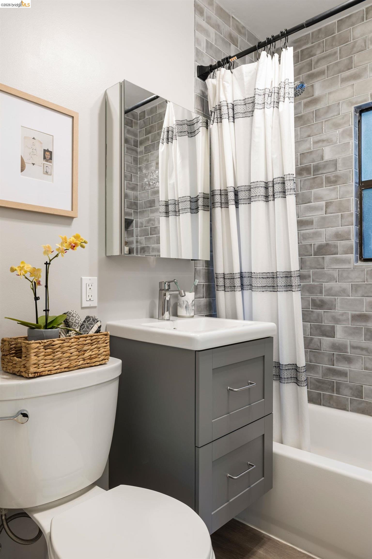 Detail Gallery Image 17 of 34 For 6211 Valley View Rd, Oakland,  CA 94611 - 3 Beds | 2 Baths