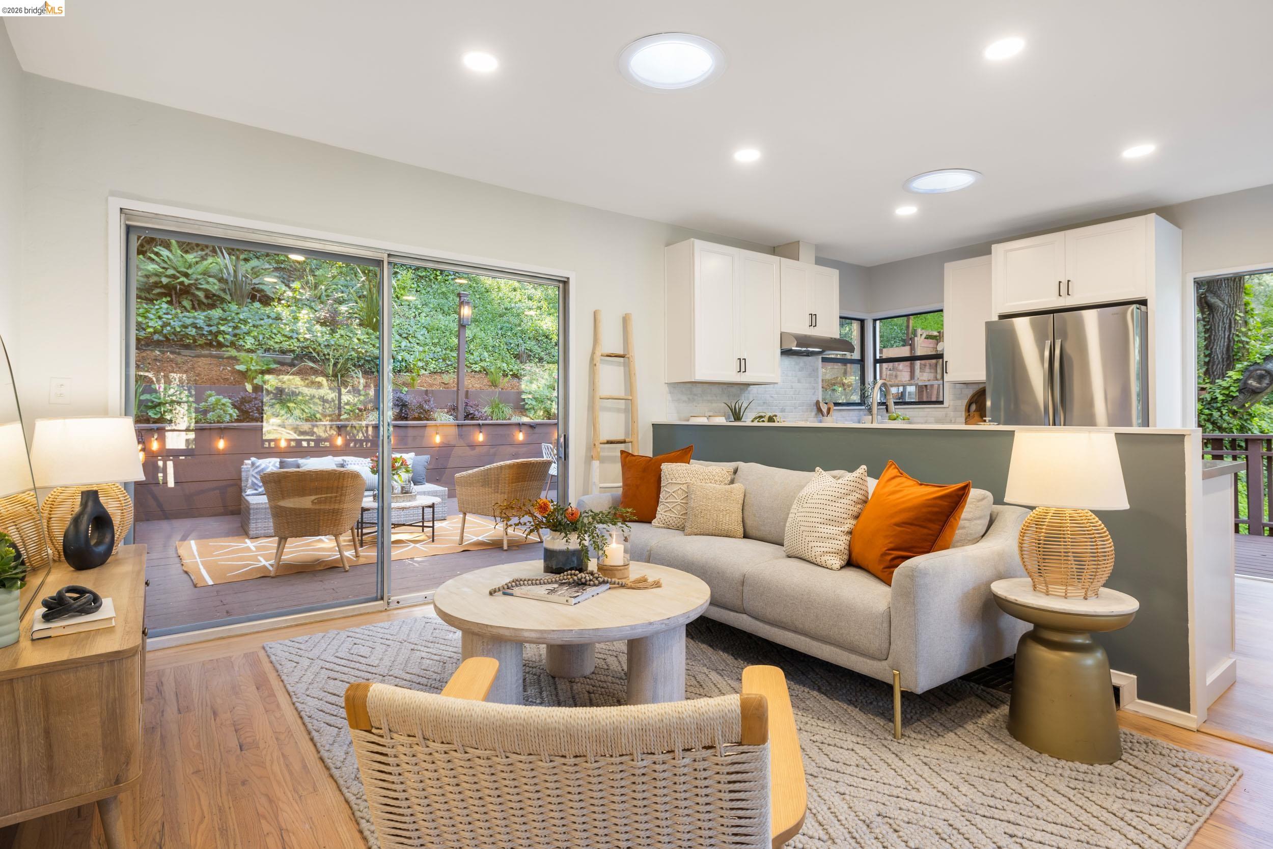 Detail Gallery Image 3 of 34 For 6211 Valley View Rd, Oakland,  CA 94611 - 3 Beds | 2 Baths