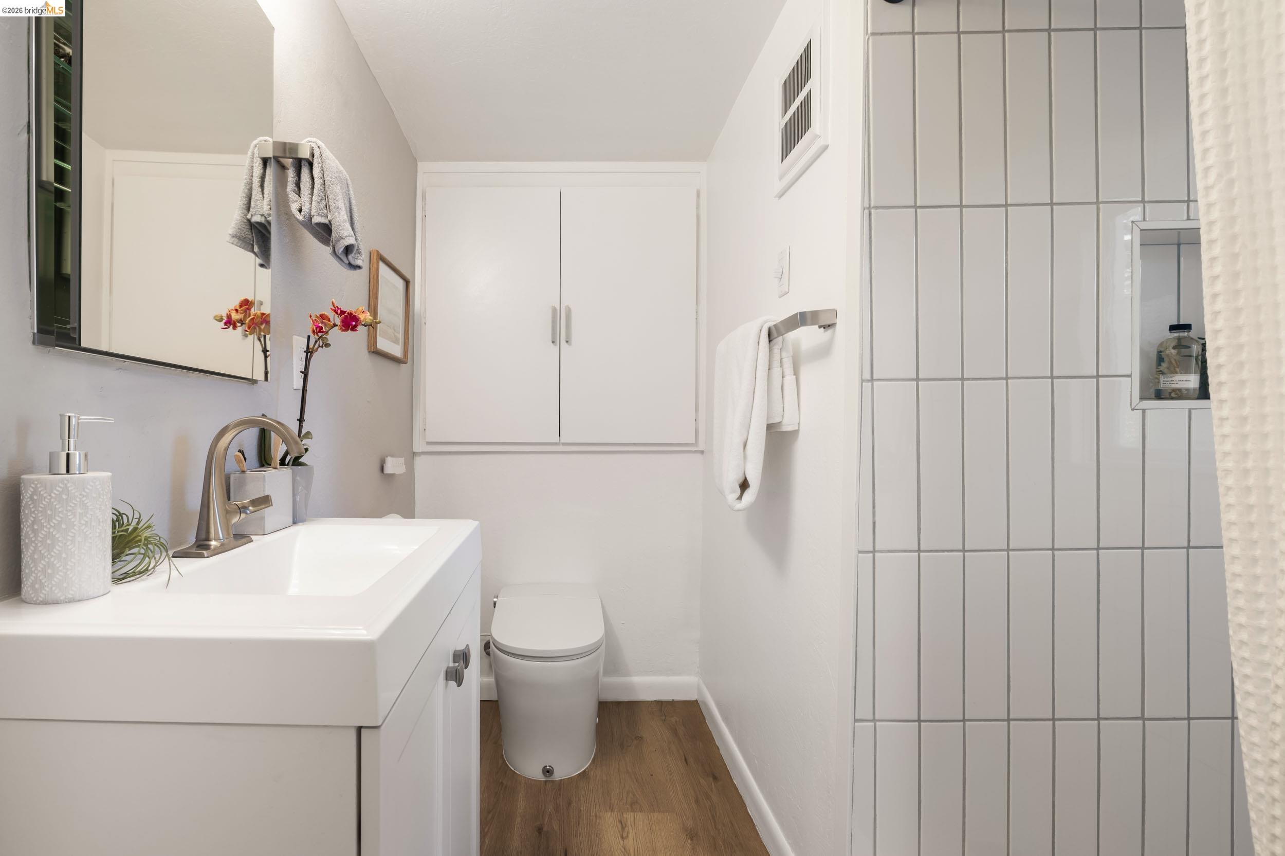 Detail Gallery Image 22 of 34 For 6211 Valley View Rd, Oakland,  CA 94611 - 3 Beds | 2 Baths