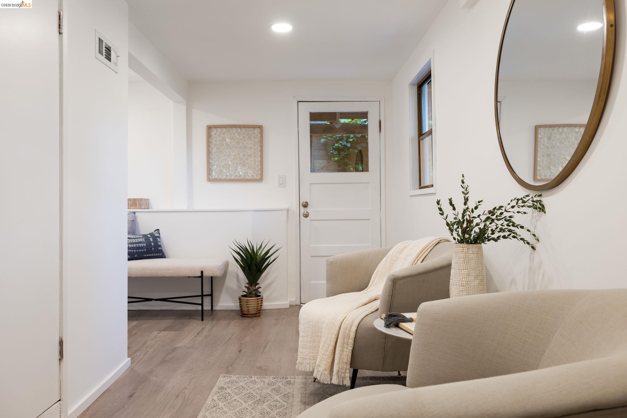 Detail Gallery Image 23 of 34 For 6211 Valley View Rd, Oakland,  CA 94611 - 3 Beds | 2 Baths