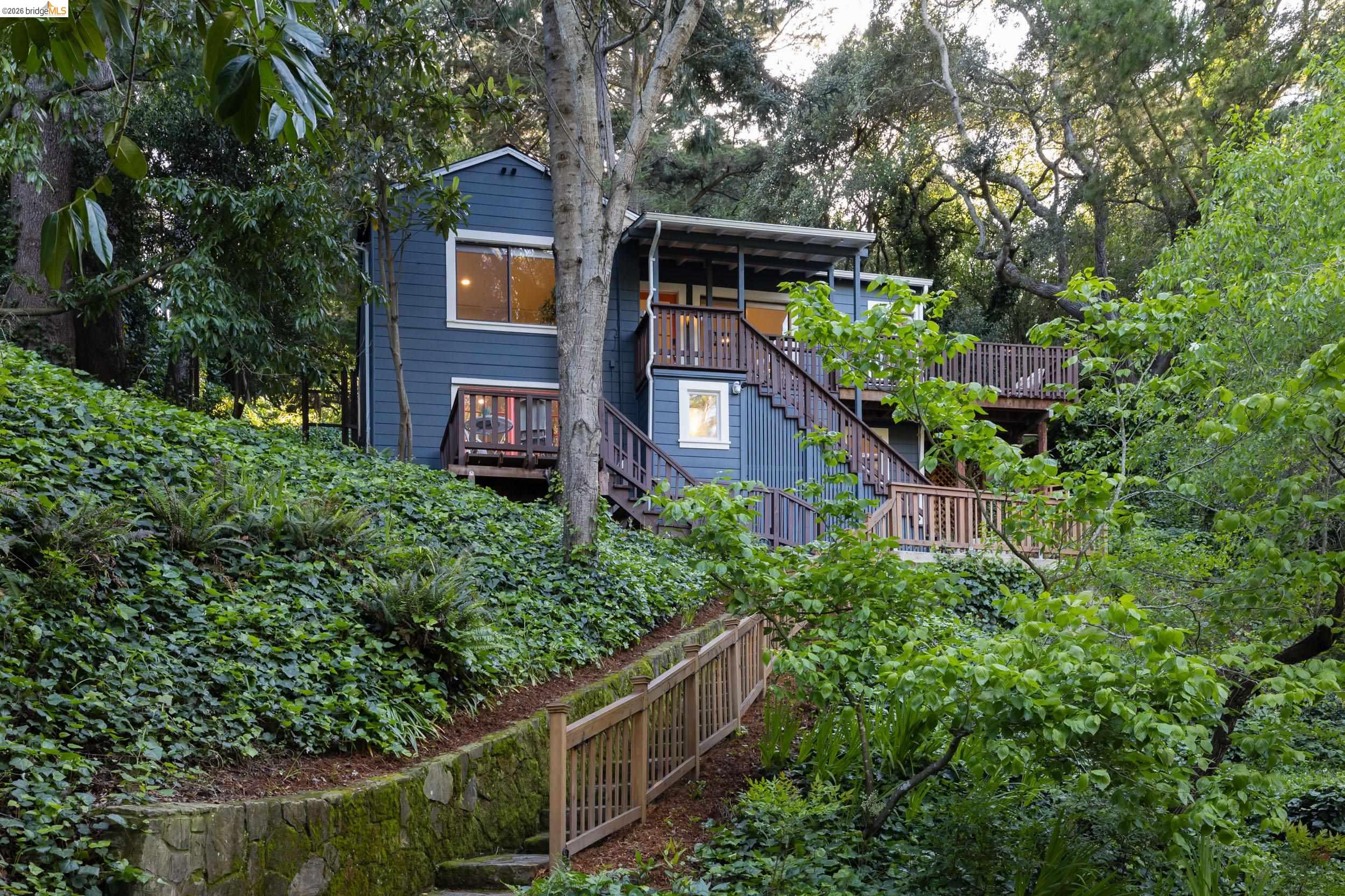 Detail Gallery Image 26 of 34 For 6211 Valley View Rd, Oakland,  CA 94611 - 3 Beds | 2 Baths