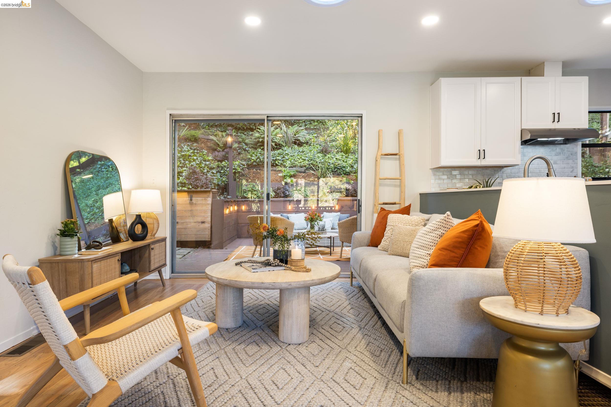 Detail Gallery Image 4 of 34 For 6211 Valley View Rd, Oakland,  CA 94611 - 3 Beds | 2 Baths