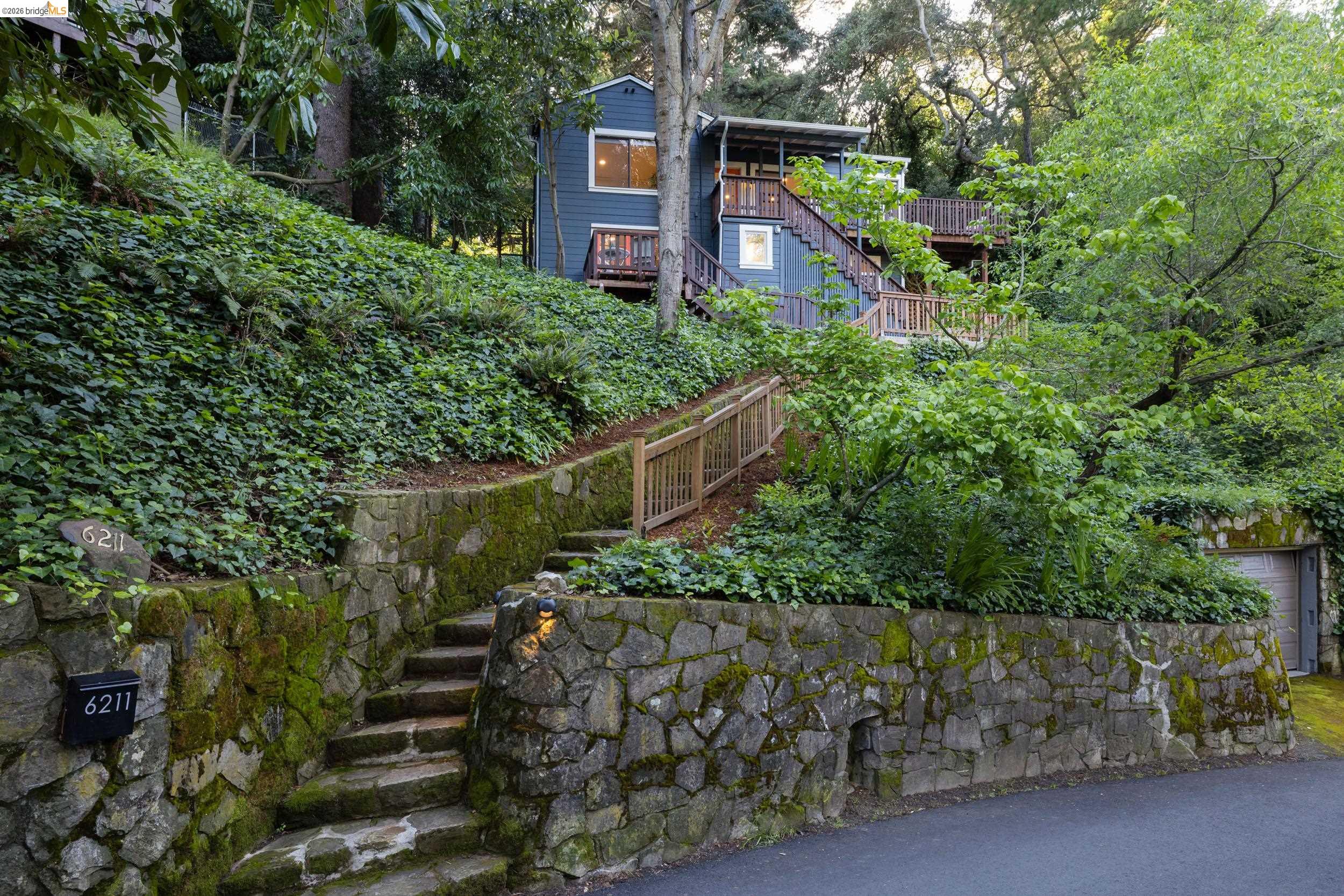 Detail Gallery Image 34 of 34 For 6211 Valley View Rd, Oakland,  CA 94611 - 3 Beds | 2 Baths