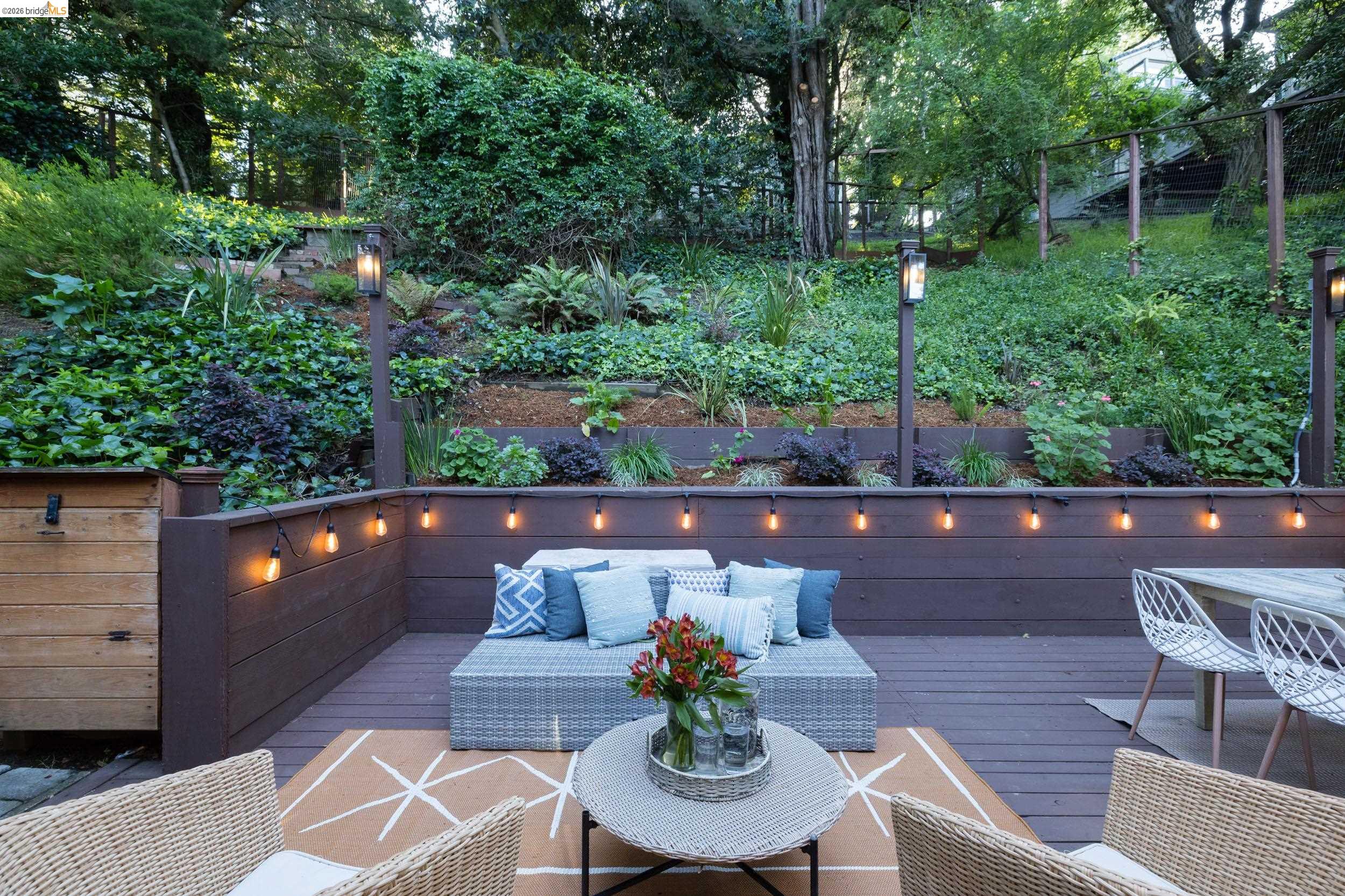 Detail Gallery Image 5 of 34 For 6211 Valley View Rd, Oakland,  CA 94611 - 3 Beds | 2 Baths