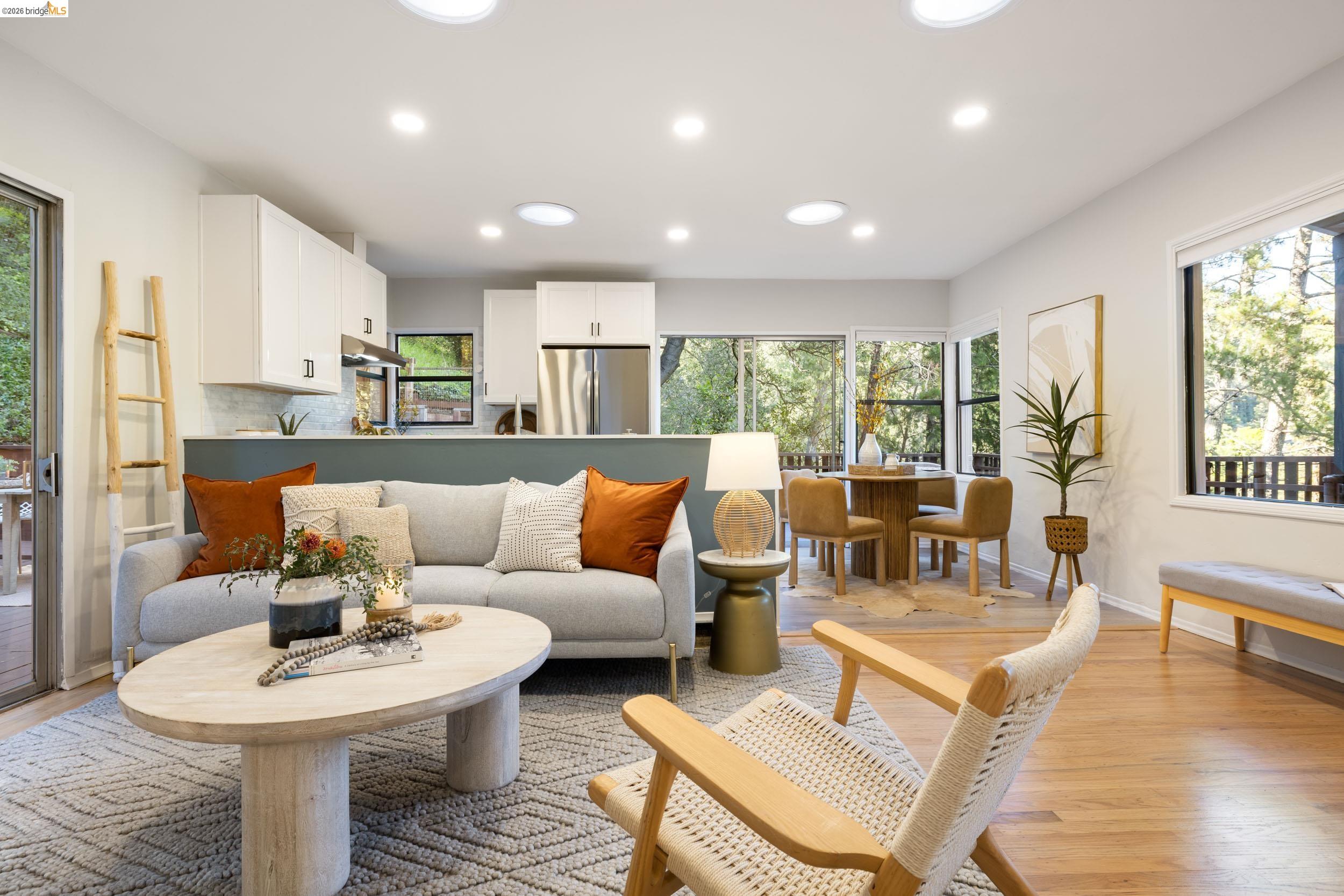 Detail Gallery Image 6 of 34 For 6211 Valley View Rd, Oakland,  CA 94611 - 3 Beds | 2 Baths