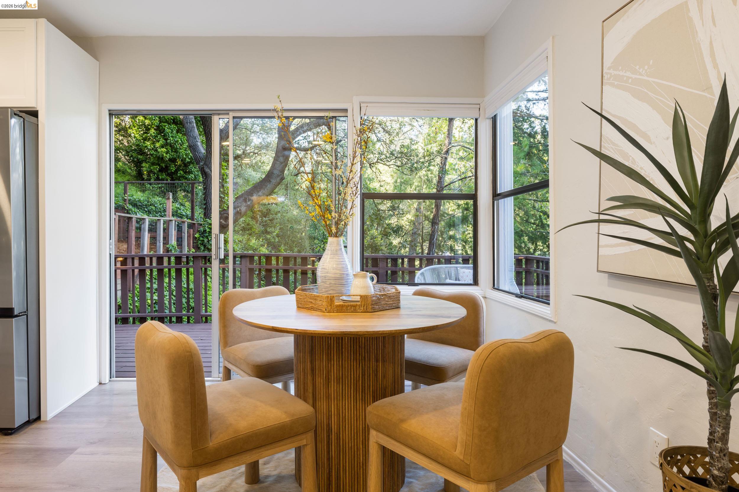 Detail Gallery Image 8 of 34 For 6211 Valley View Rd, Oakland,  CA 94611 - 3 Beds | 2 Baths