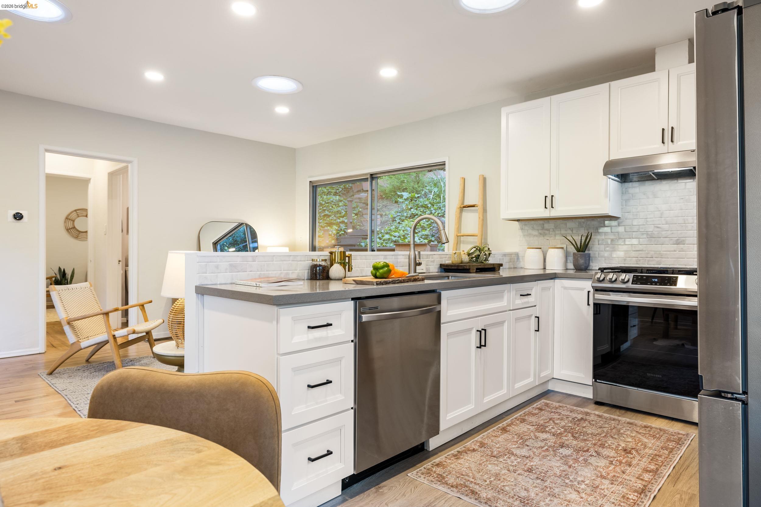 Detail Gallery Image 9 of 34 For 6211 Valley View Rd, Oakland,  CA 94611 - 3 Beds | 2 Baths