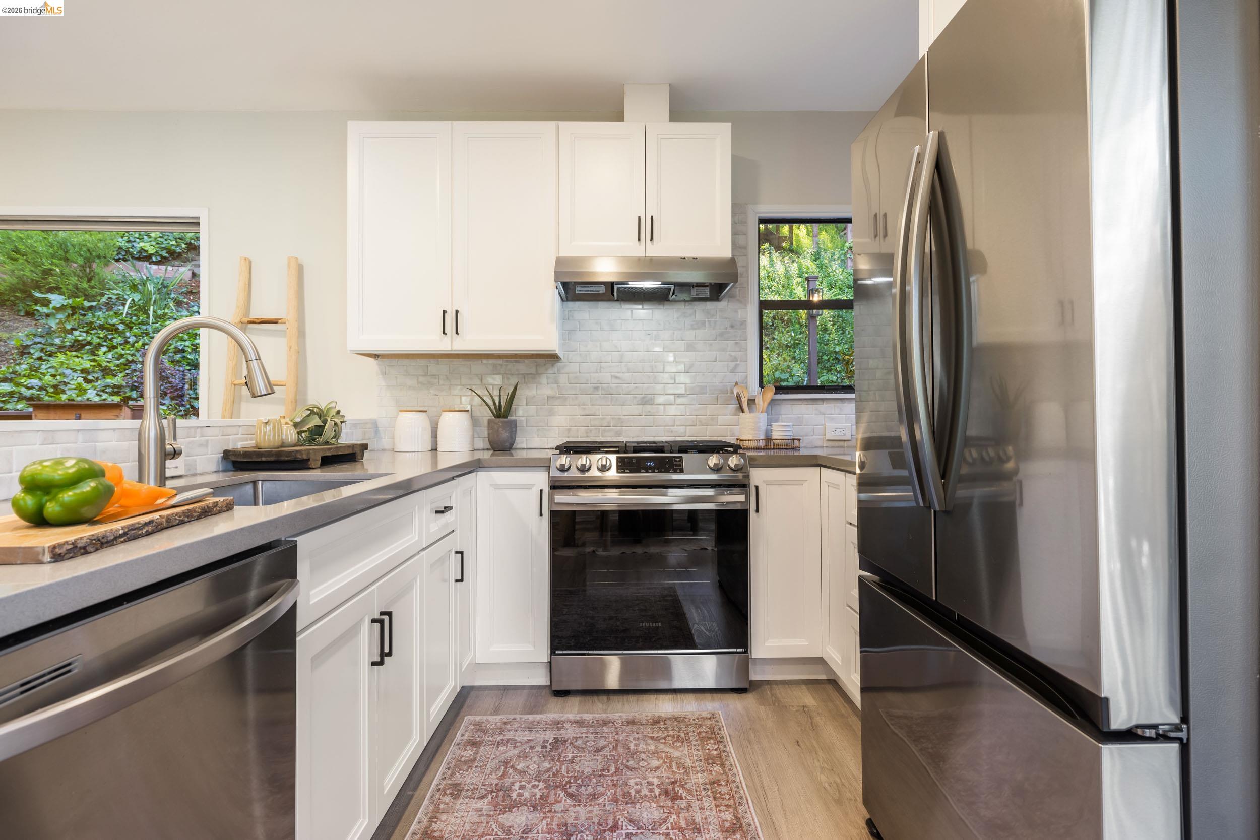 Detail Gallery Image 10 of 34 For 6211 Valley View Rd, Oakland,  CA 94611 - 3 Beds | 2 Baths