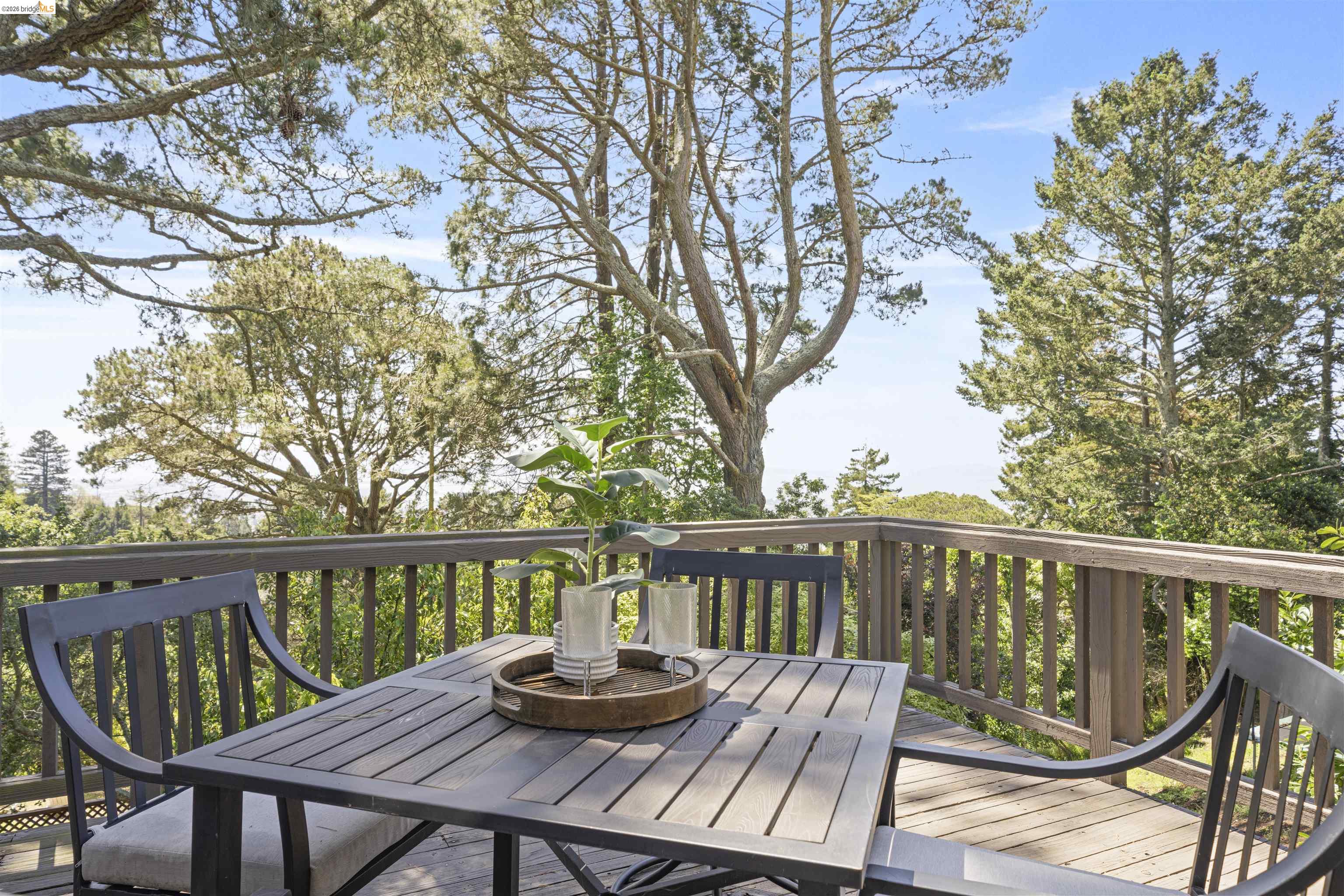 Detail Gallery Image 17 of 52 For 1170 Sterling Ave, Berkeley,  CA 94708 - 4 Beds | 3 Baths