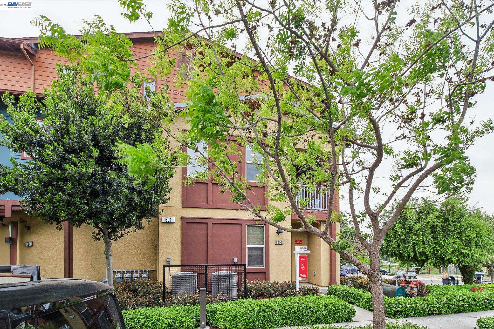 Detail Gallery Image 3 of 60 For 601 Sandalwood Dr #2,  Livermore,  CA 94551 - 3 Beds | 3 Baths