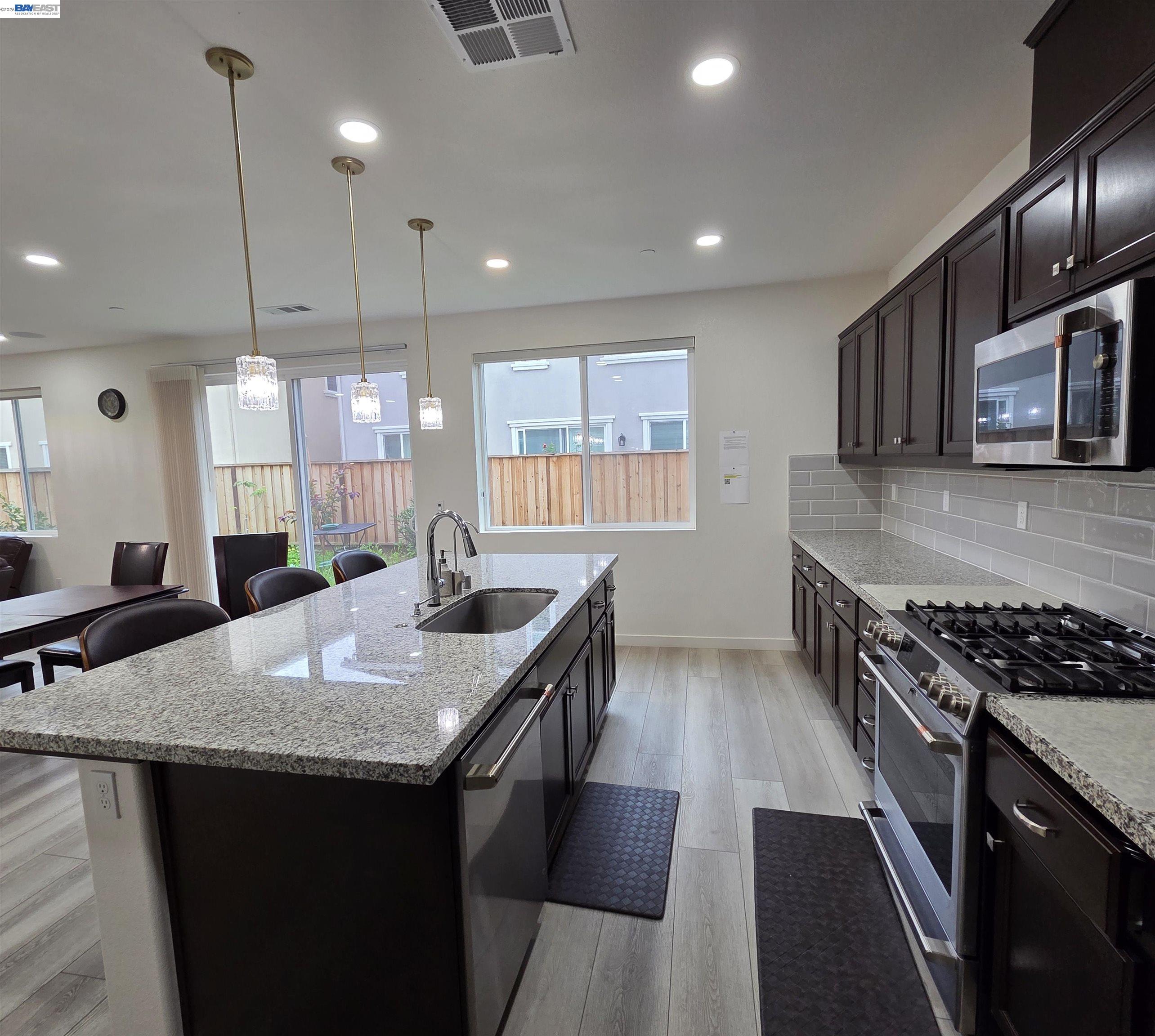 Detail Gallery Image 8 of 38 For 5390 Shenandoah Valley Ln, Antioch,  CA 94531 - 4 Beds | 3 Baths