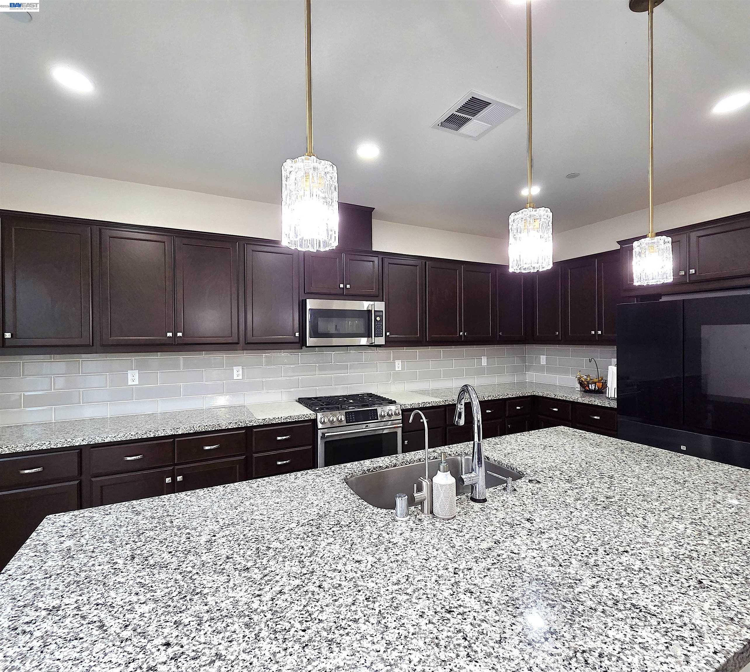 Detail Gallery Image 9 of 38 For 5390 Shenandoah Valley Ln, Antioch,  CA 94531 - 4 Beds | 3 Baths